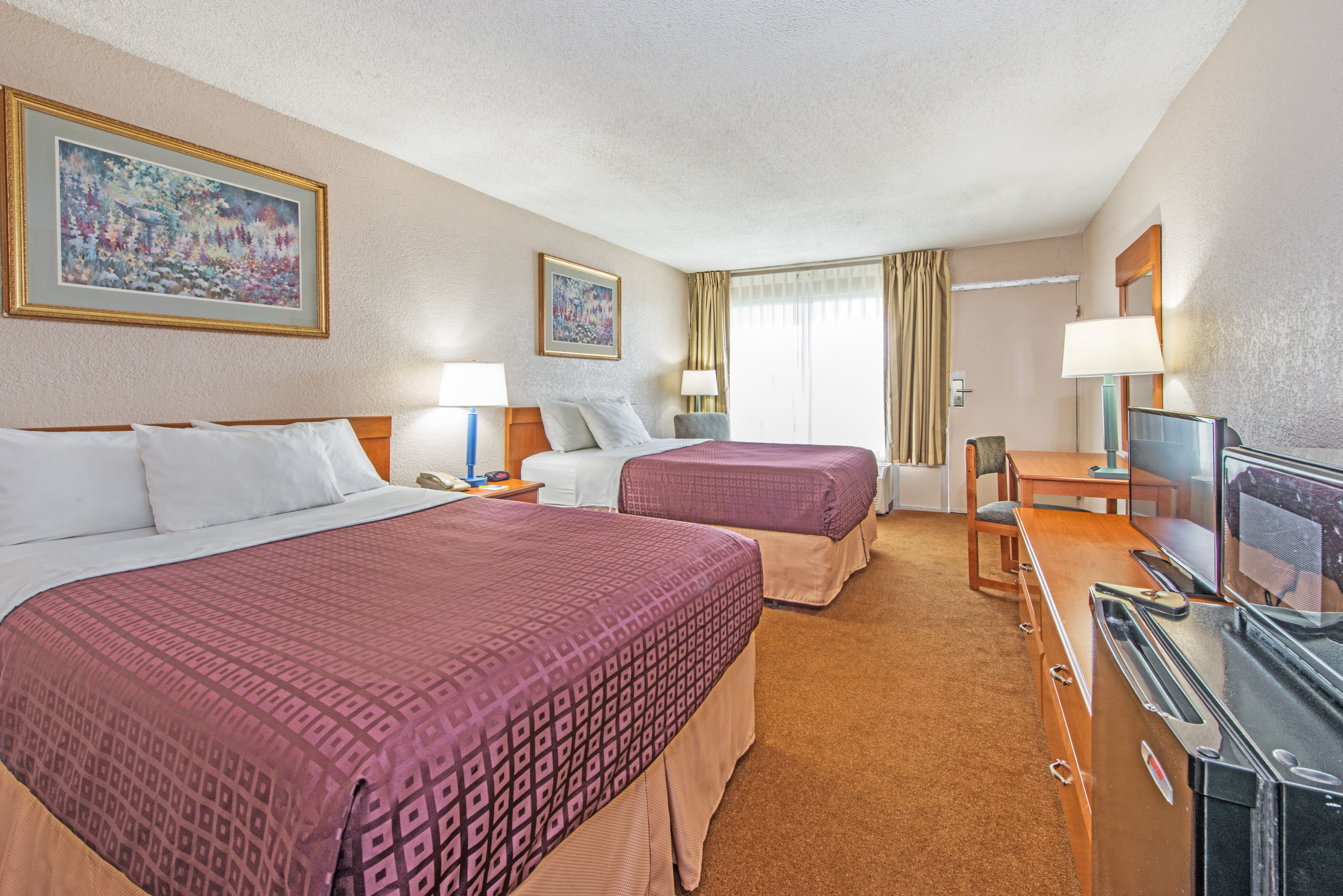 Guest room at the Days Inn by Wyndham Elizabethtown in Elizabethtown, Kentucky