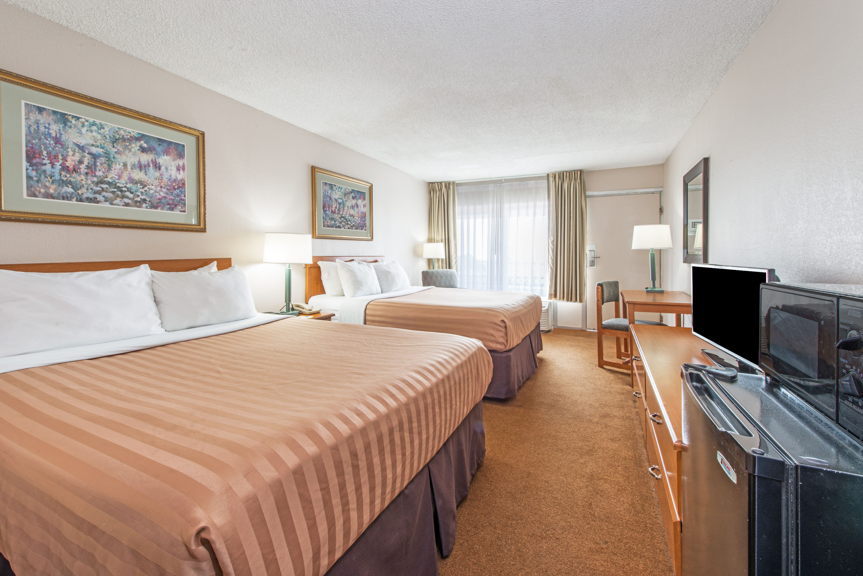 Guest room at the Days Inn by Wyndham Elizabethtown in Elizabethtown, Kentucky