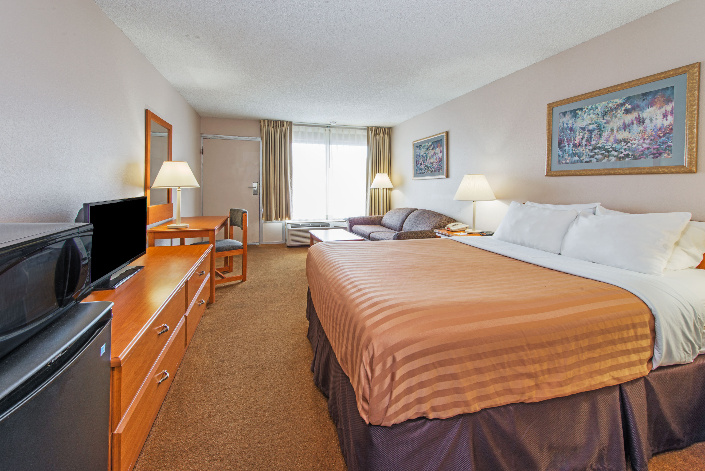 Guest room at the Days Inn by Wyndham Elizabethtown in Elizabethtown, Kentucky
