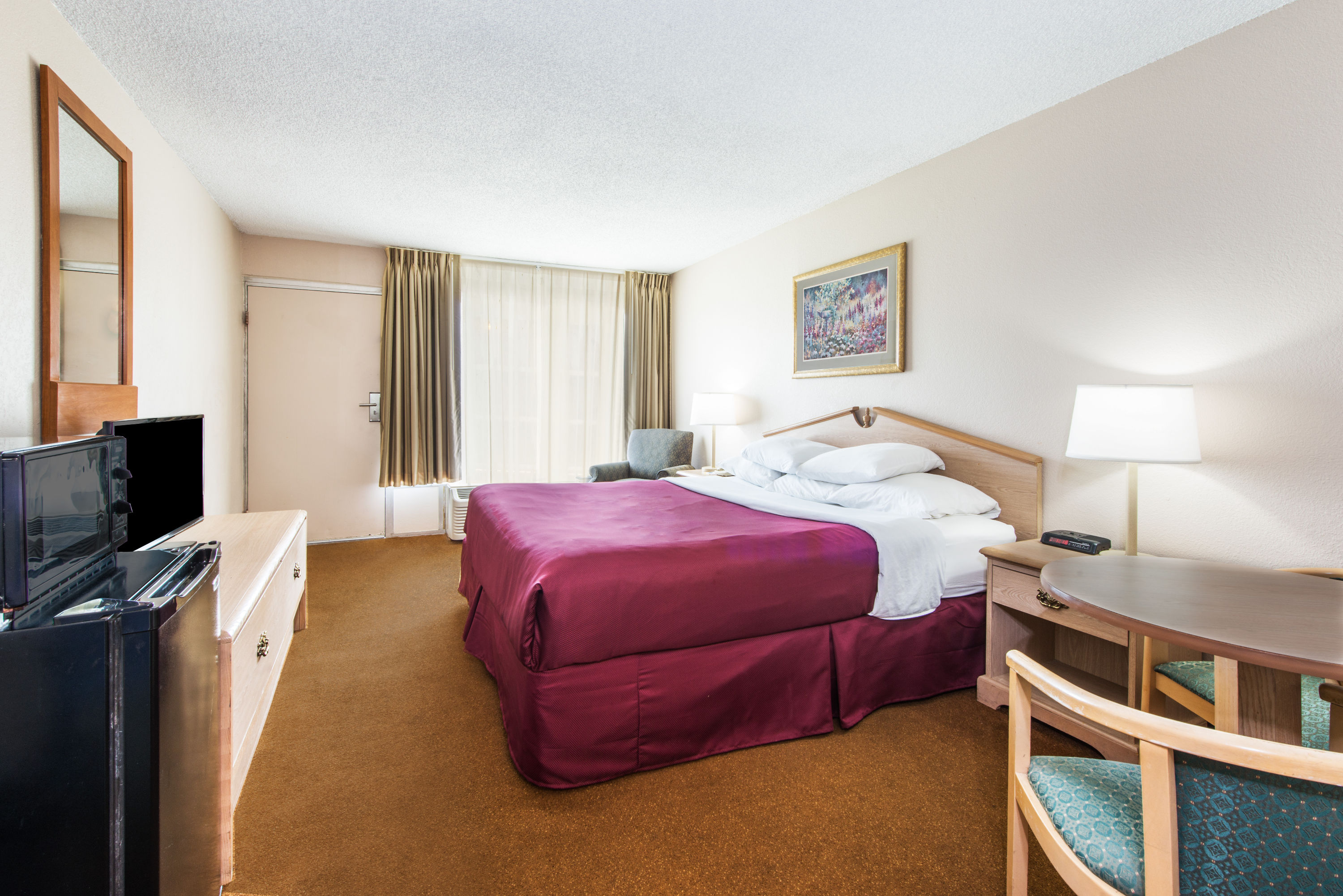 Guest room at the Days Inn by Wyndham Elizabethtown in Elizabethtown, Kentucky