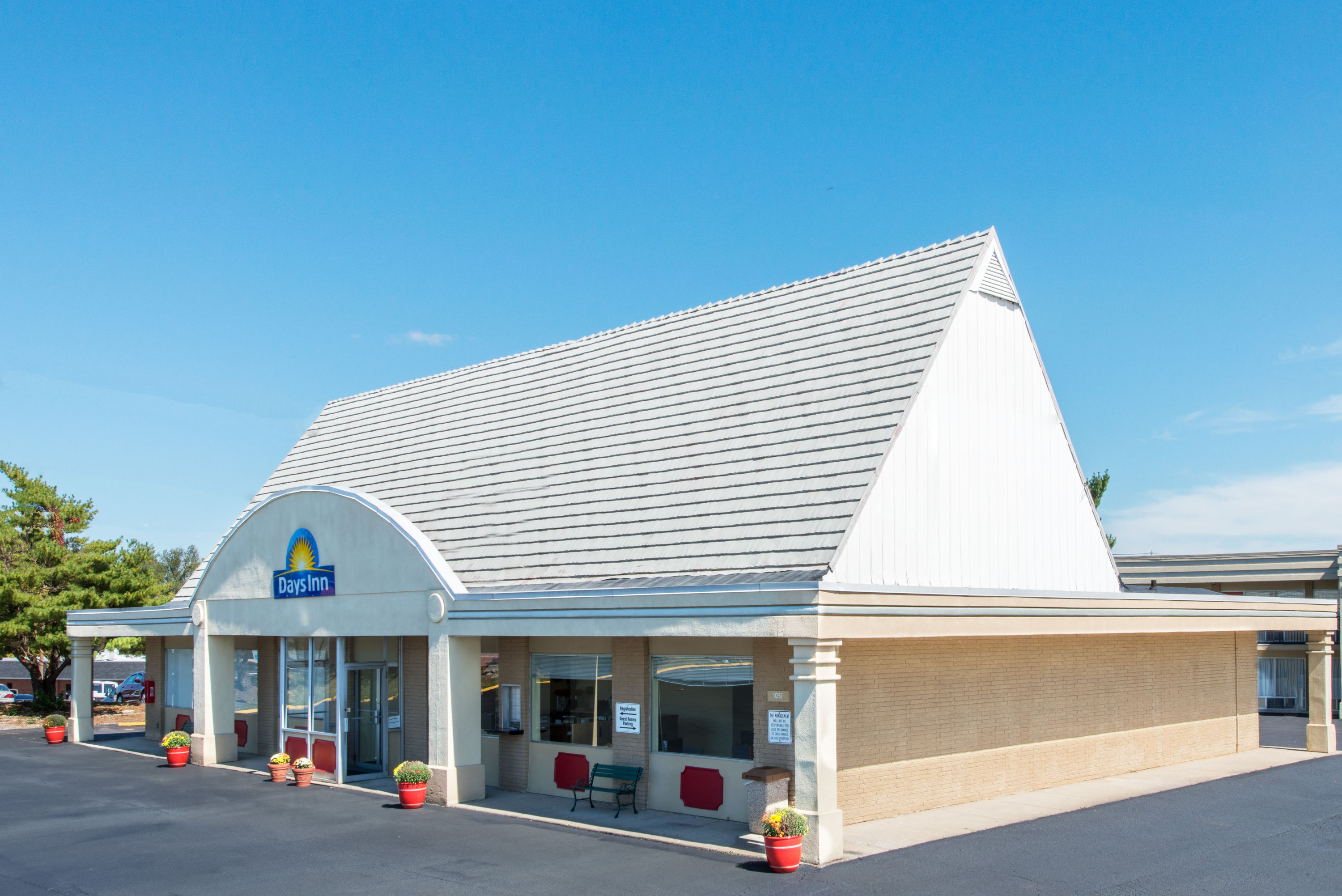 Exterior of Days Inn by Wyndham Frankfort hotel in Frankfort, Kentucky