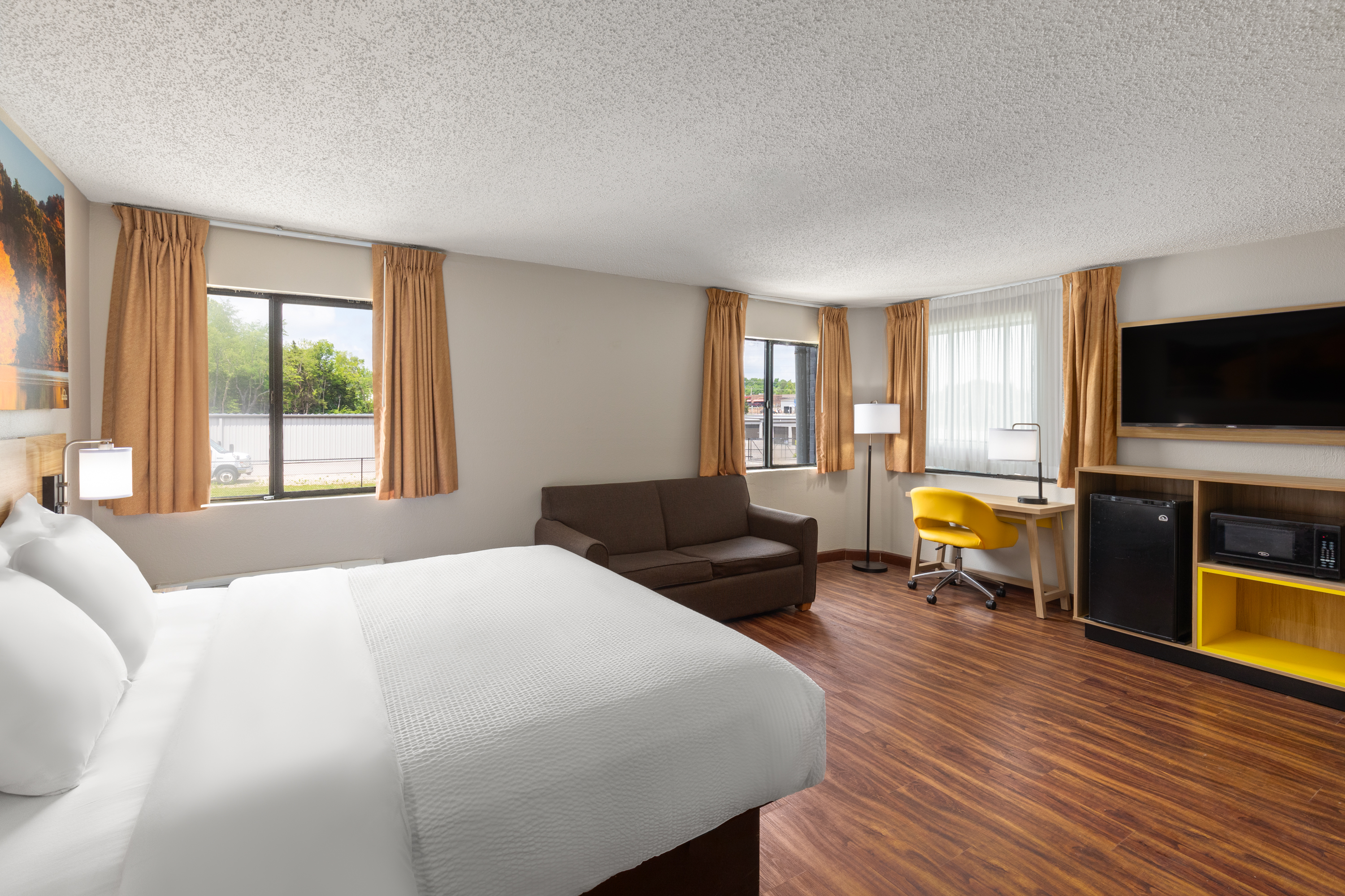 Guest room at the Days Inn by Wyndham Glasgow in Glasgow, Kentucky