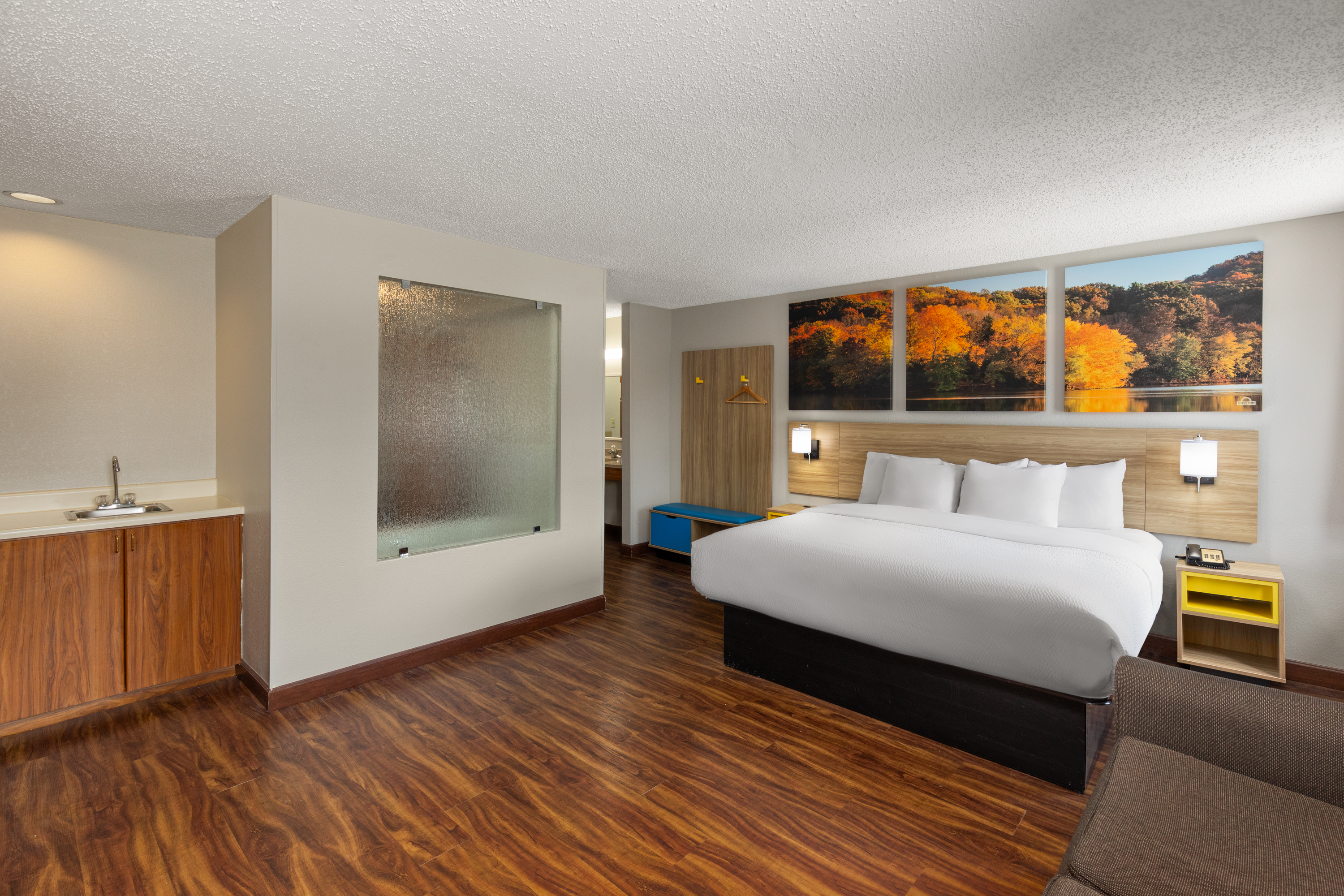 Guest room at the Days Inn by Wyndham Glasgow in Glasgow, Kentucky