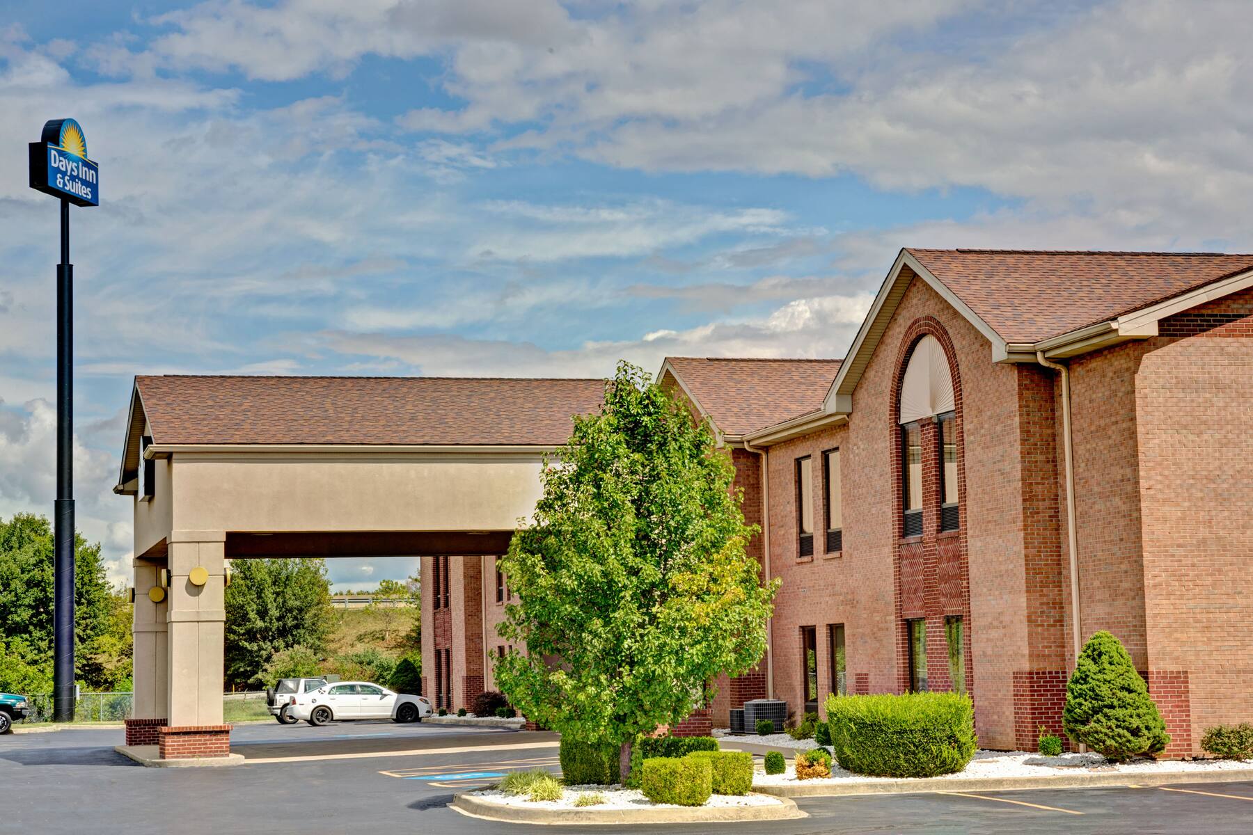 Exterior of Days Inn & Suites Louisville SW hotel in Louisville, Kentucky Exterior of Days Inn & Suites Louisville SW hotel in Louisville, Kentucky