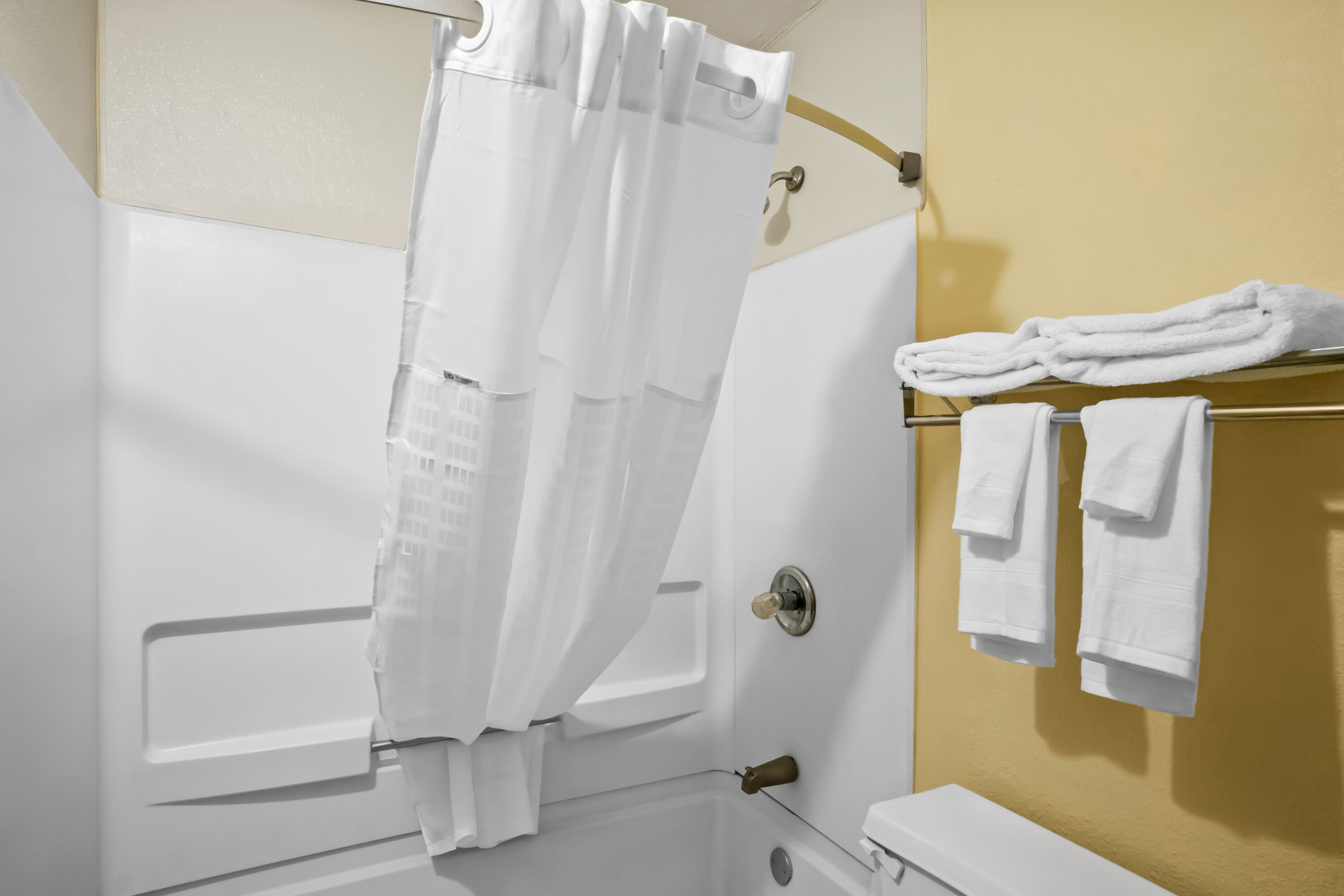 Guest room bath at the Days Inn by Wyndham Renfro Valley Mount Vernon in Mount Vernon, Kentucky