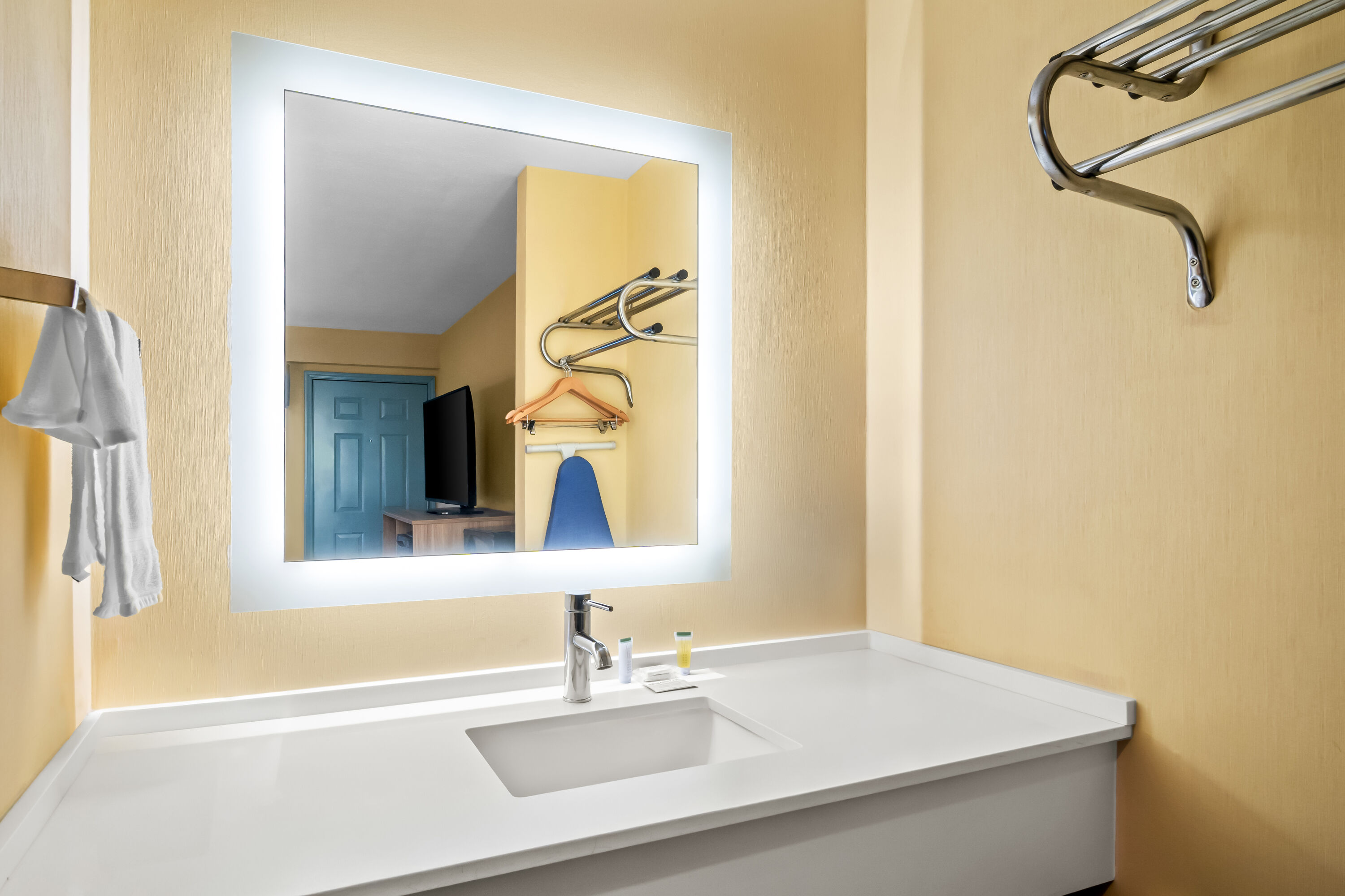 Guest room bath at the Days Inn by Wyndham Renfro Valley Mount Vernon in Mount Vernon, Kentucky