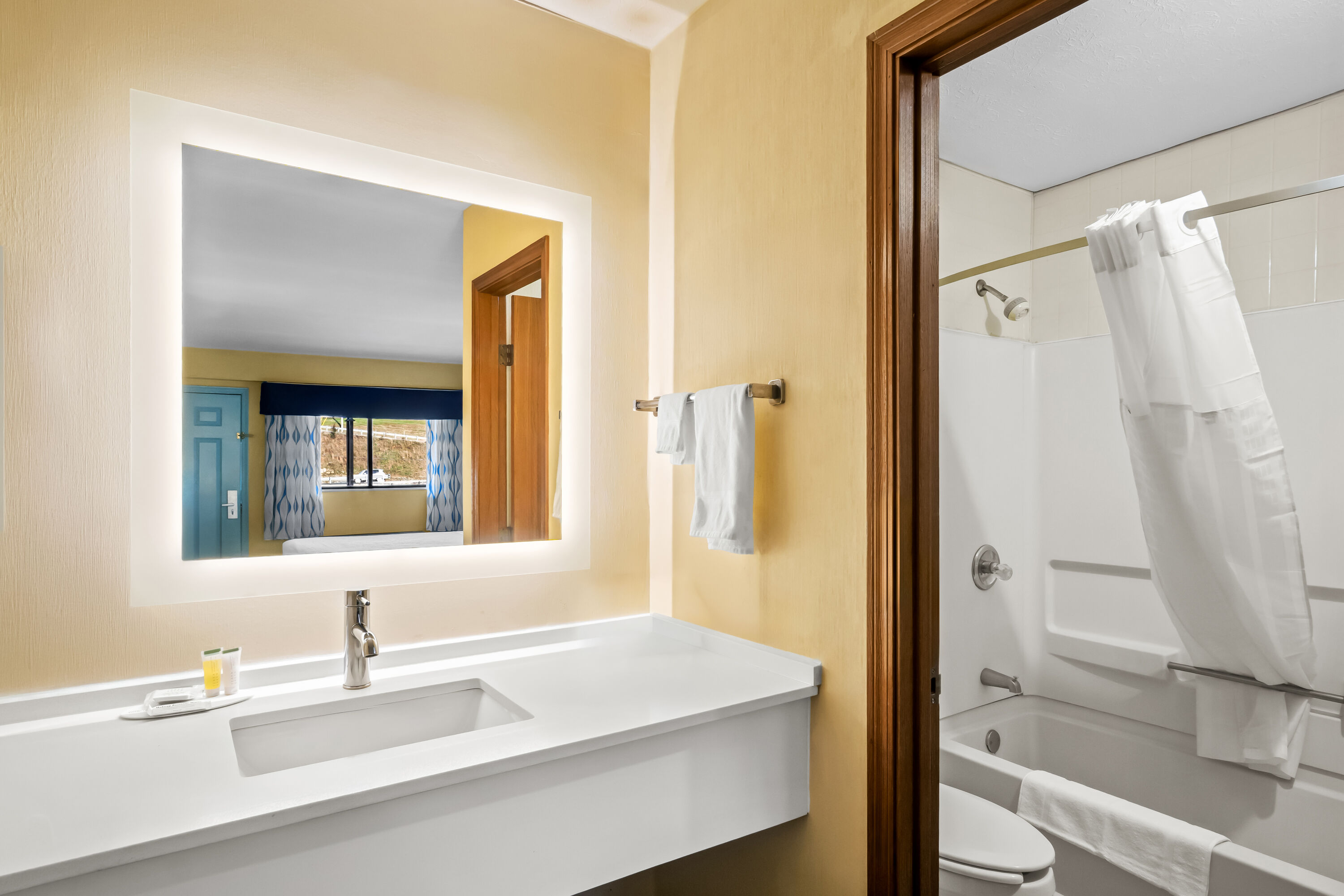 Guest room bath at the Days Inn by Wyndham Renfro Valley Mount Vernon in Mount Vernon, Kentucky