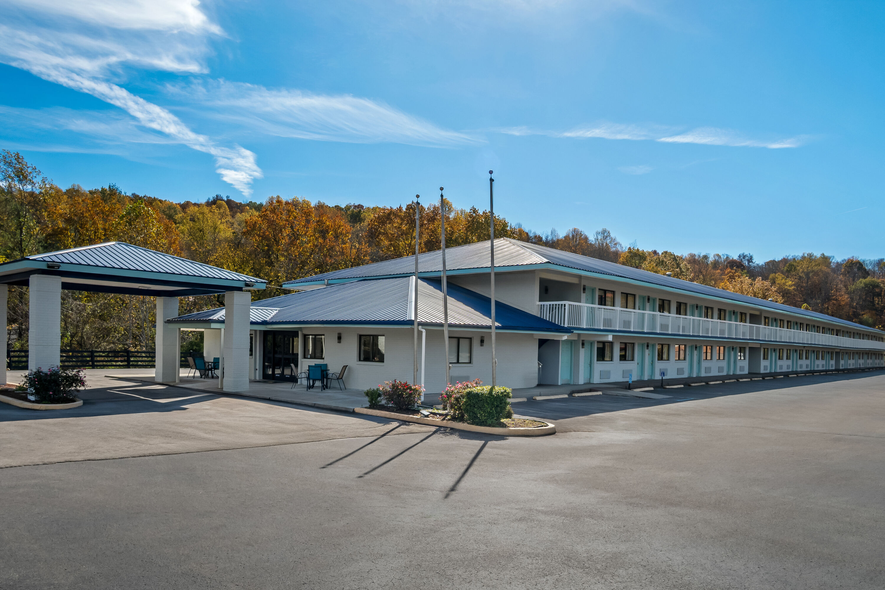 Exterior Day Image of Days Inn by Wyndham Renfro Valley Mount Vernon hotel in Mount Vernon, Kentucky