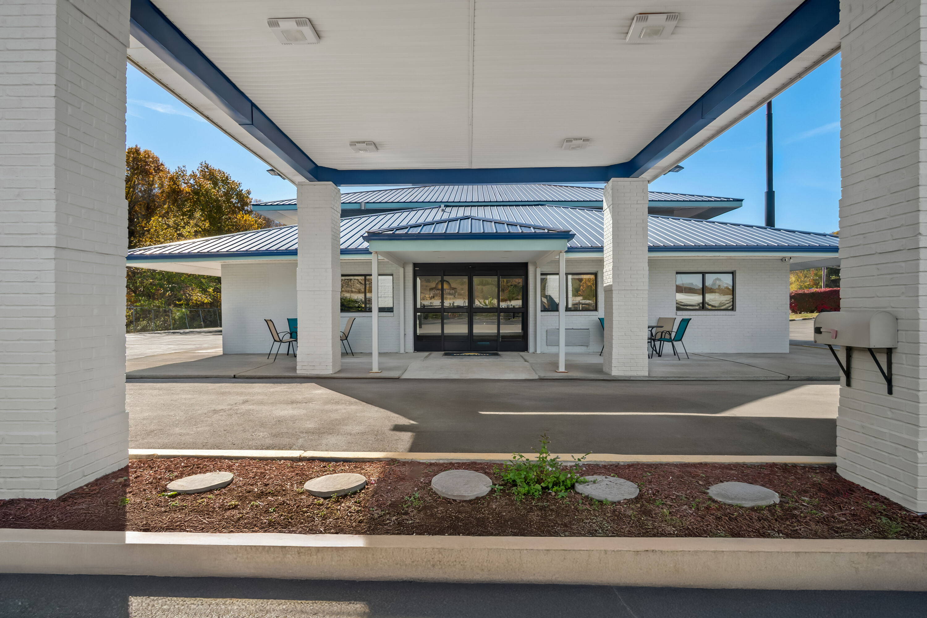 Exterior Day Image of Days Inn by Wyndham Renfro Valley Mount Vernon hotel in Mount Vernon, Kentucky