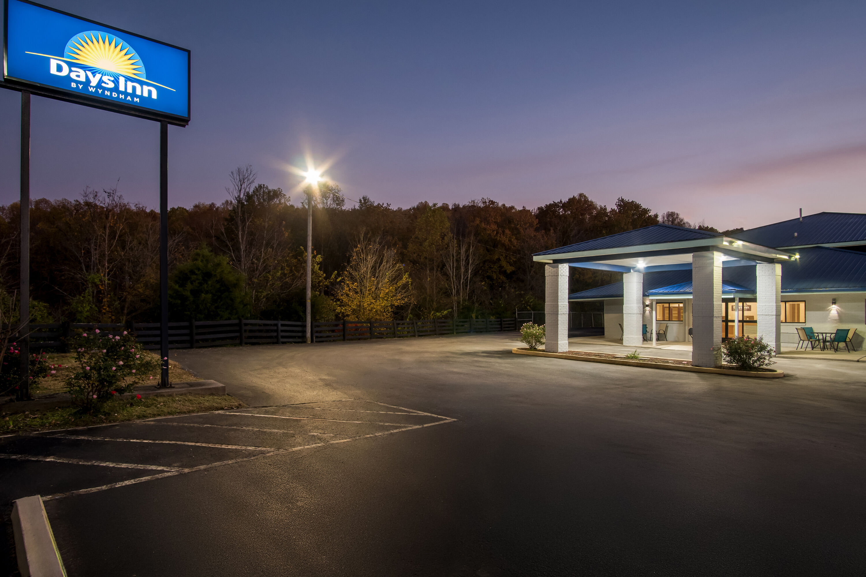 Exterior Night Image of Days Inn by Wyndham Renfro Valley Mount Vernon hotel in Mount Vernon, Kentucky
