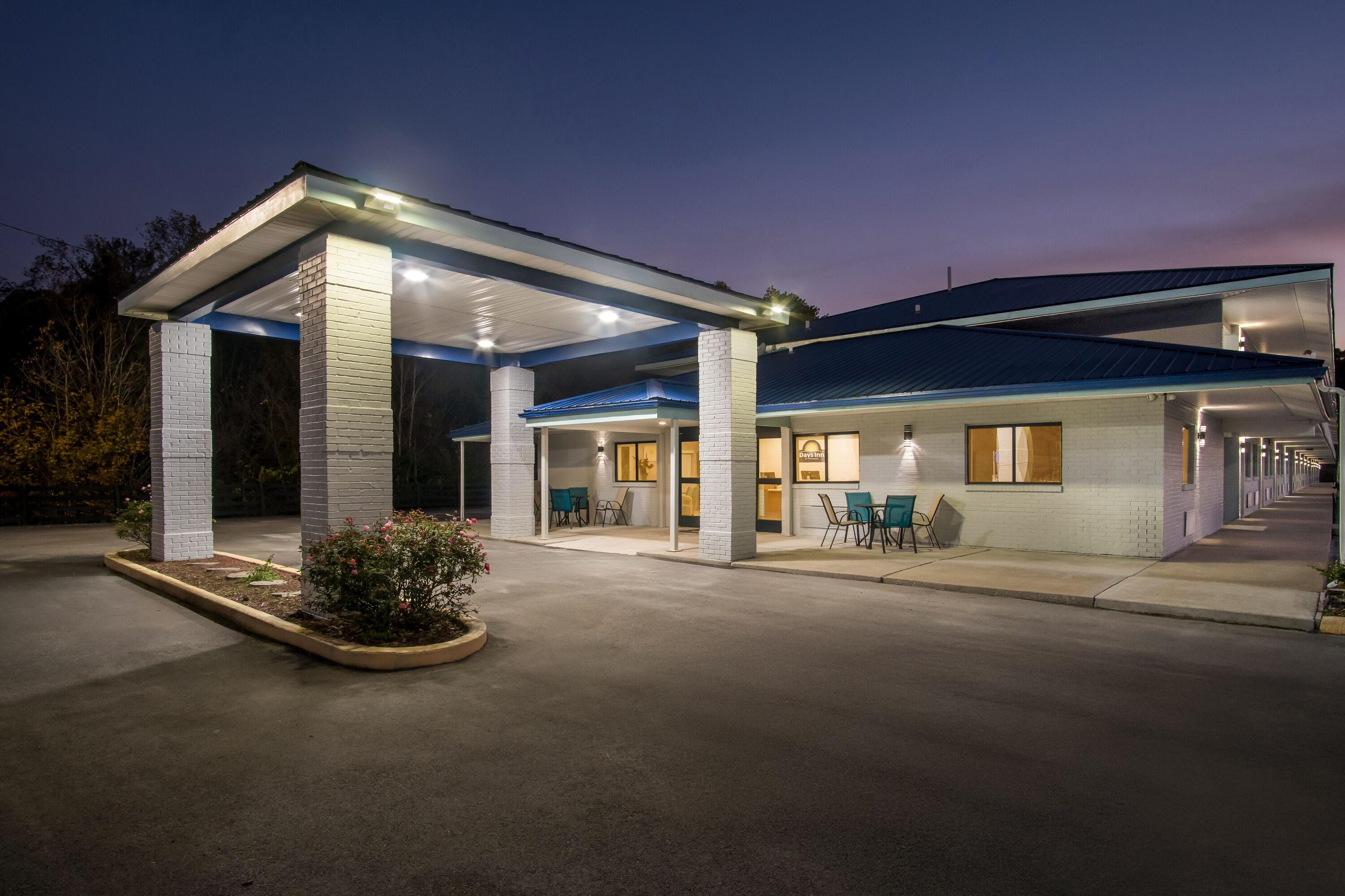 Exterior Night Image of Days Inn by Wyndham Renfro Valley Mount Vernon hotel in Mount Vernon, Kentucky