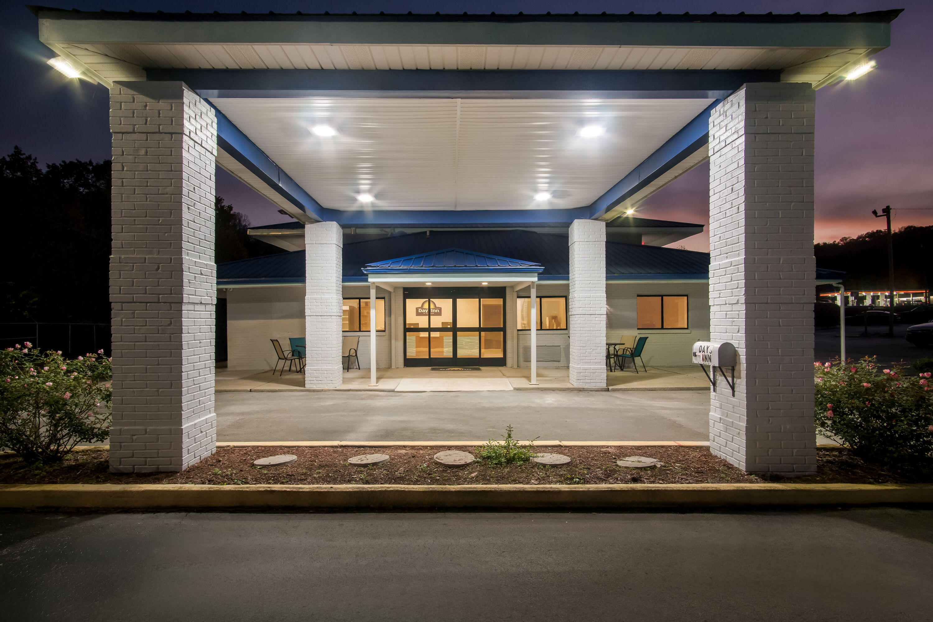 Exterior Night Image of Days Inn by Wyndham Renfro Valley Mount Vernon hotel in Mount Vernon, Kentucky