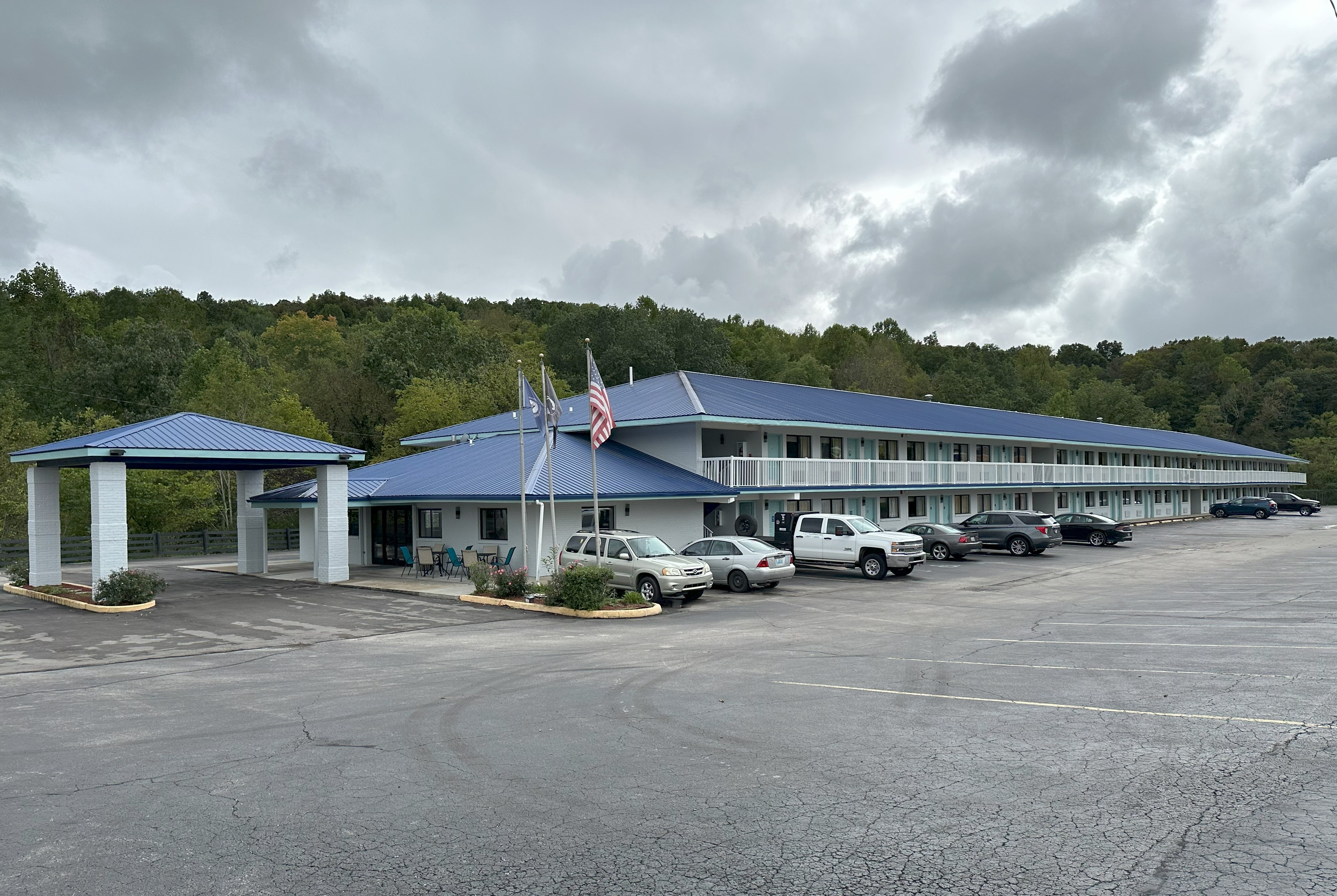 Exterior of Days Inn by Wyndham Renfro Valley Mount Vernon hotel in Mount Vernon, Kentucky