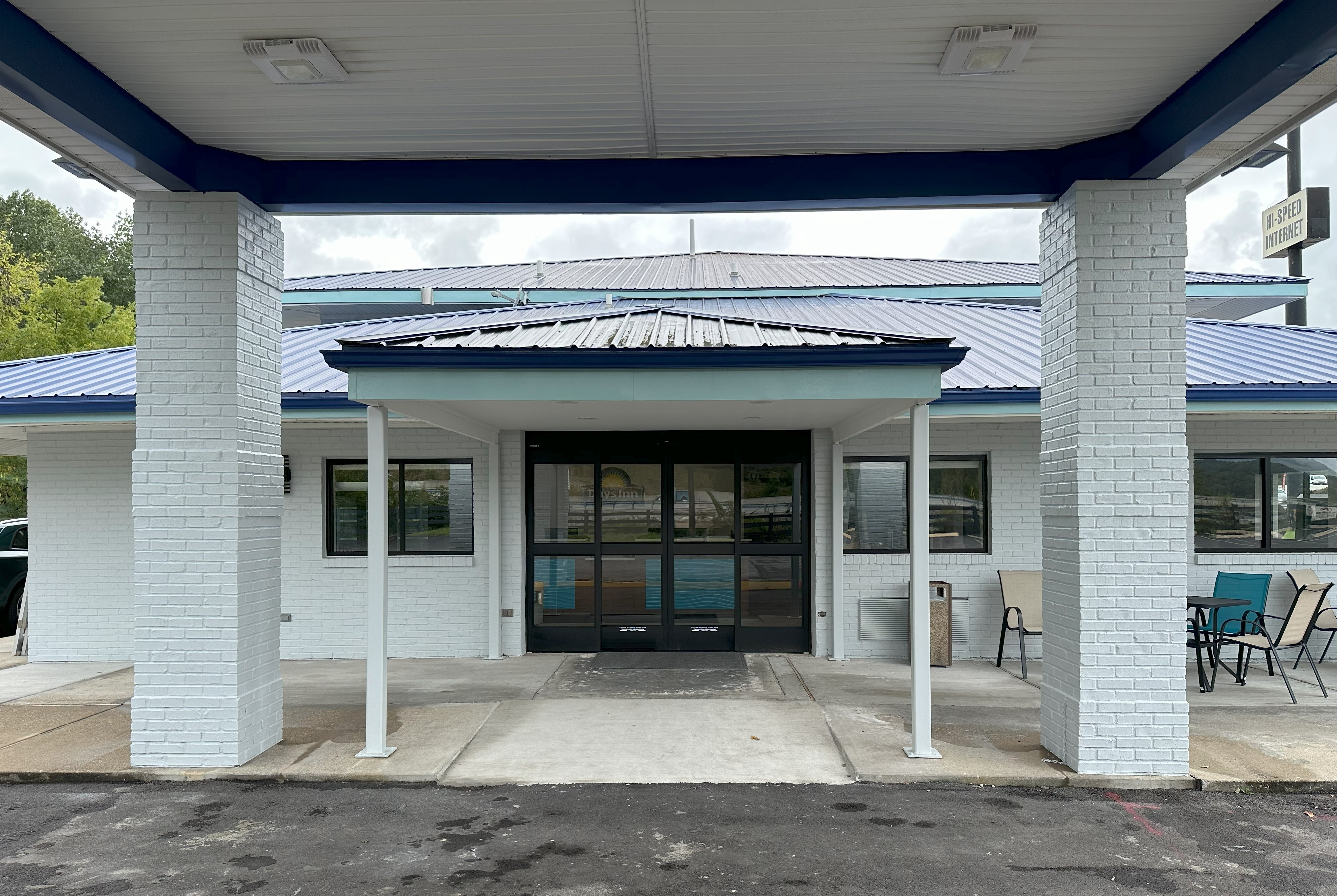 Exterior of Days Inn by Wyndham Renfro Valley Mount Vernon hotel in Mount Vernon, Kentucky