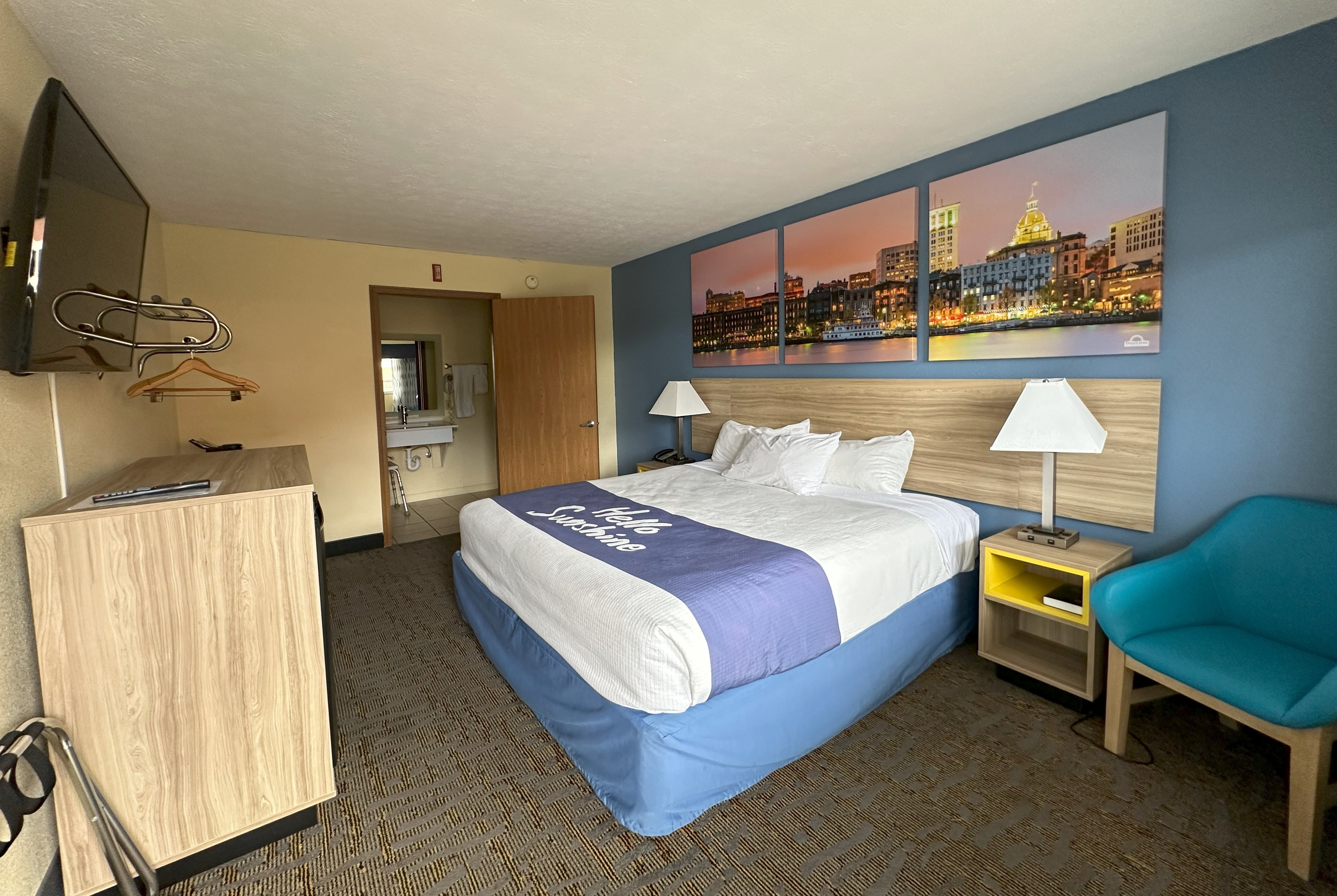 Guest room at the Days Inn by Wyndham Renfro Valley Mount Vernon in Mount Vernon, Kentucky