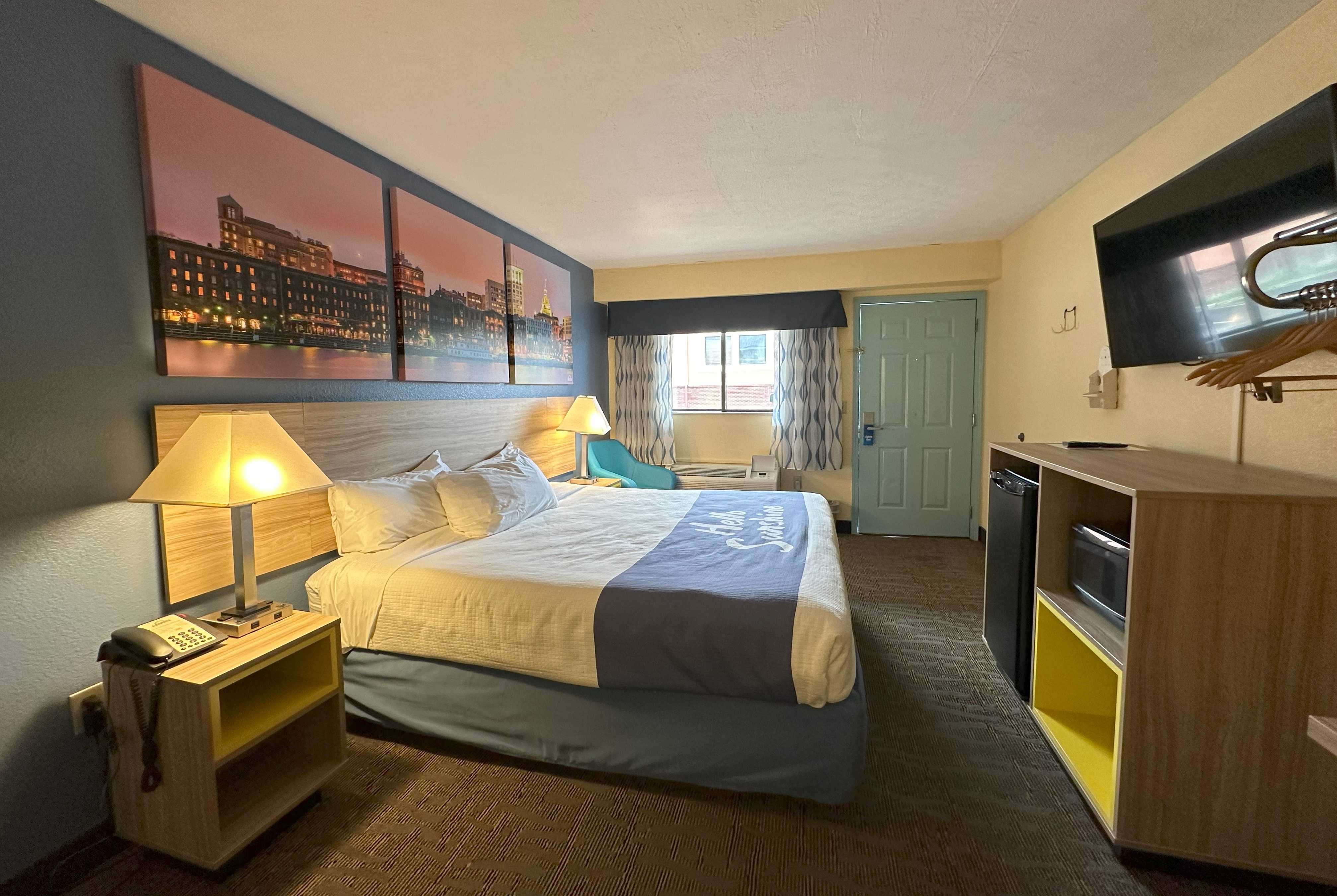 Guest room at the Days Inn by Wyndham Renfro Valley Mount Vernon in Mount Vernon, Kentucky