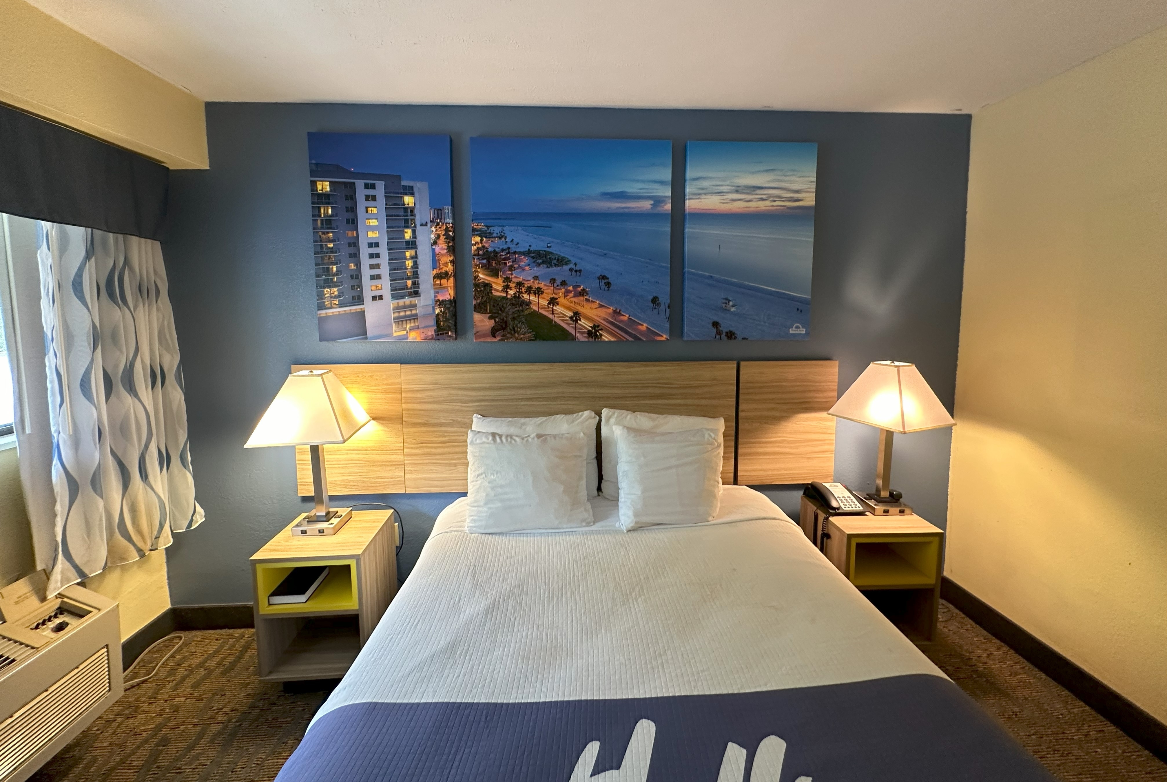 Guest room at the Days Inn by Wyndham Renfro Valley Mount Vernon in Mount Vernon, Kentucky