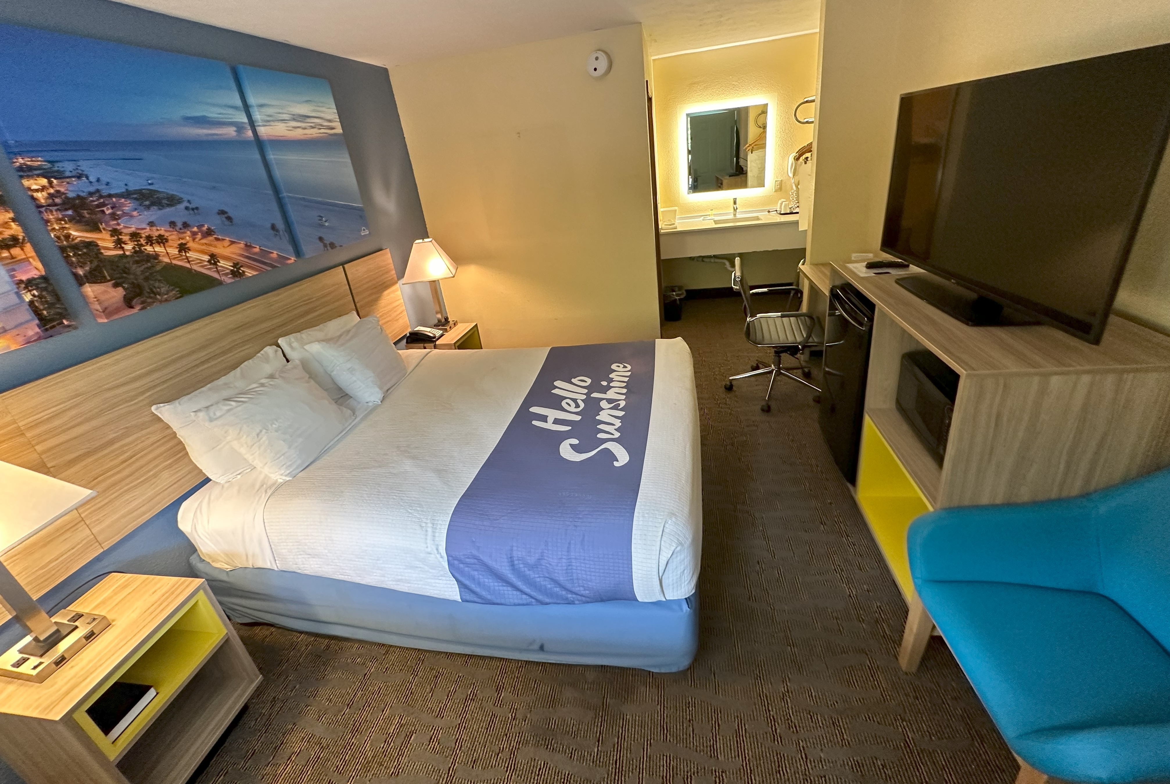 Guest room at the Days Inn by Wyndham Renfro Valley Mount Vernon in Mount Vernon, Kentucky