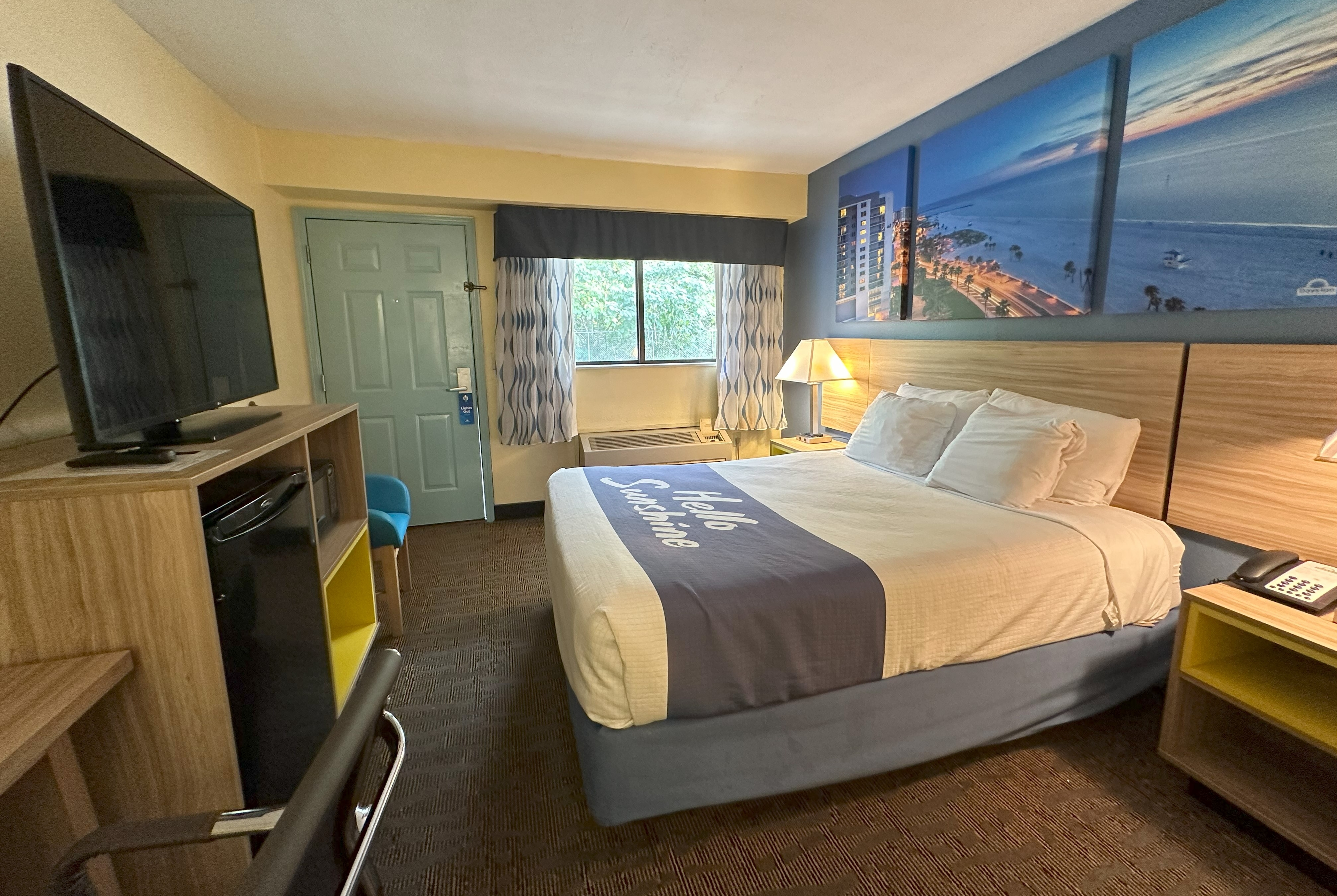 Guest room at the Days Inn by Wyndham Renfro Valley Mount Vernon in Mount Vernon, Kentucky
