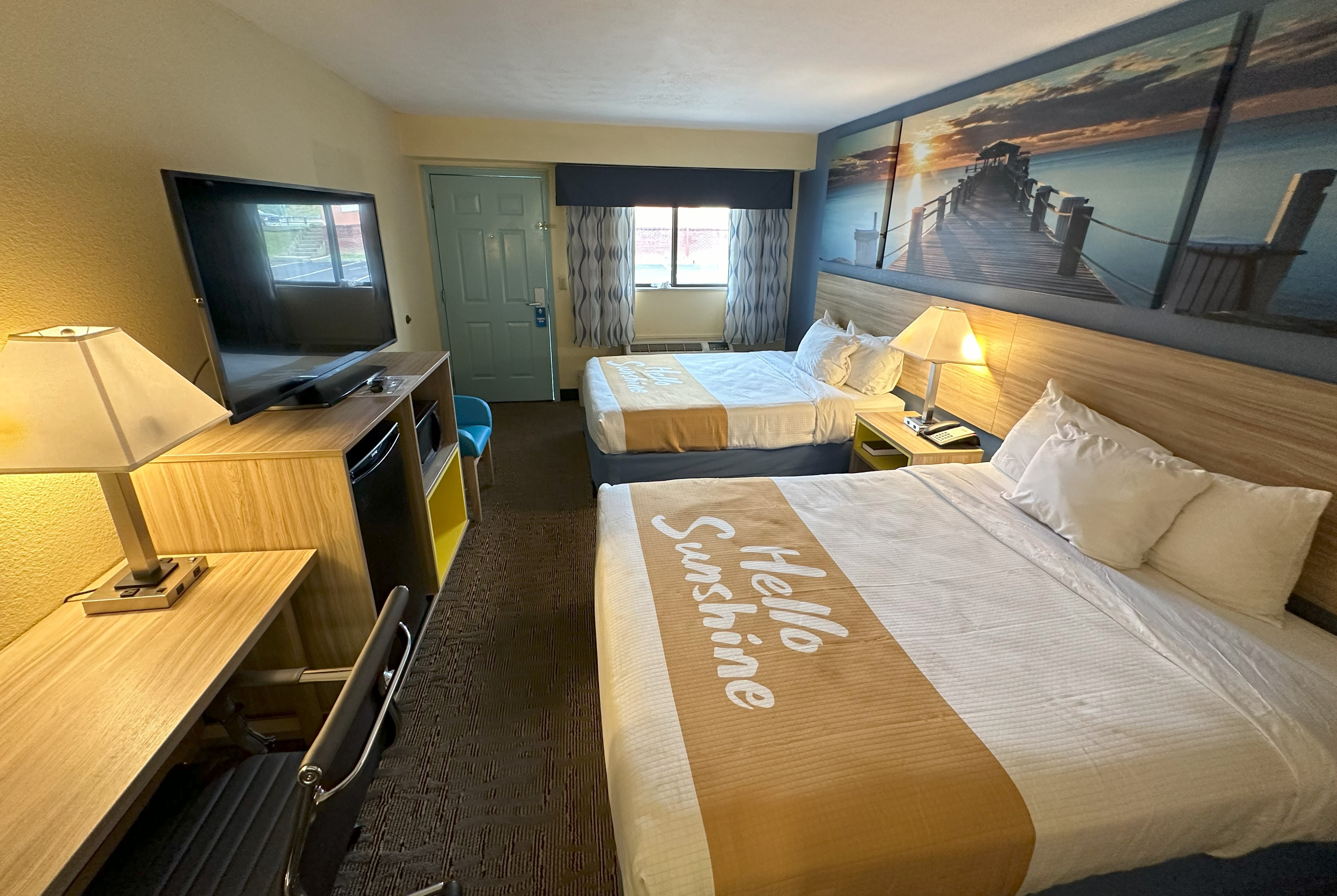 Guest room at the Days Inn by Wyndham Renfro Valley Mount Vernon in Mount Vernon, Kentucky