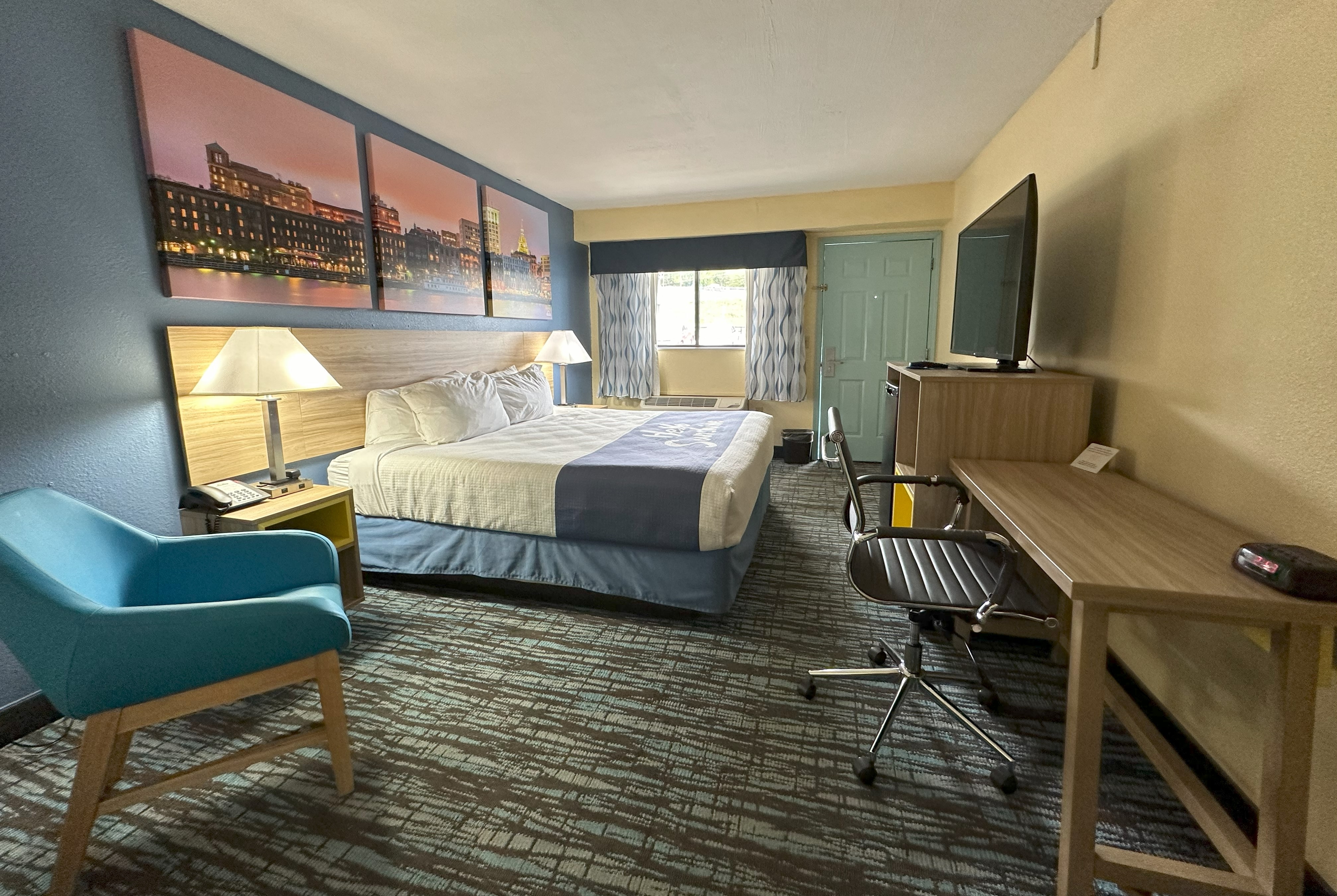 Guest room at the Days Inn by Wyndham Renfro Valley Mount Vernon in Mount Vernon, Kentucky