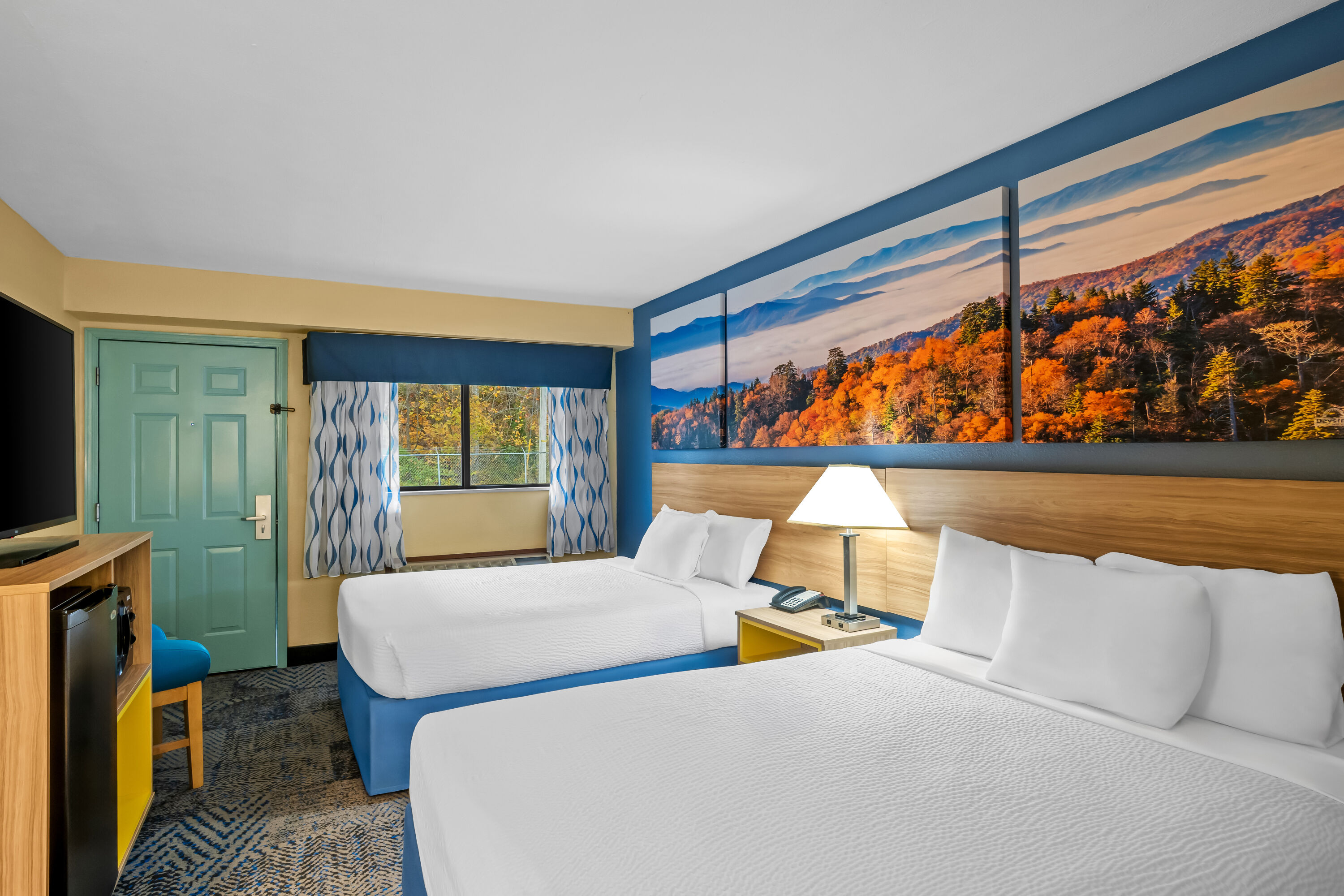 Double bed guest room at the Days Inn by Wyndham Renfro Valley Mount Vernon in Mount Vernon, Kentucky