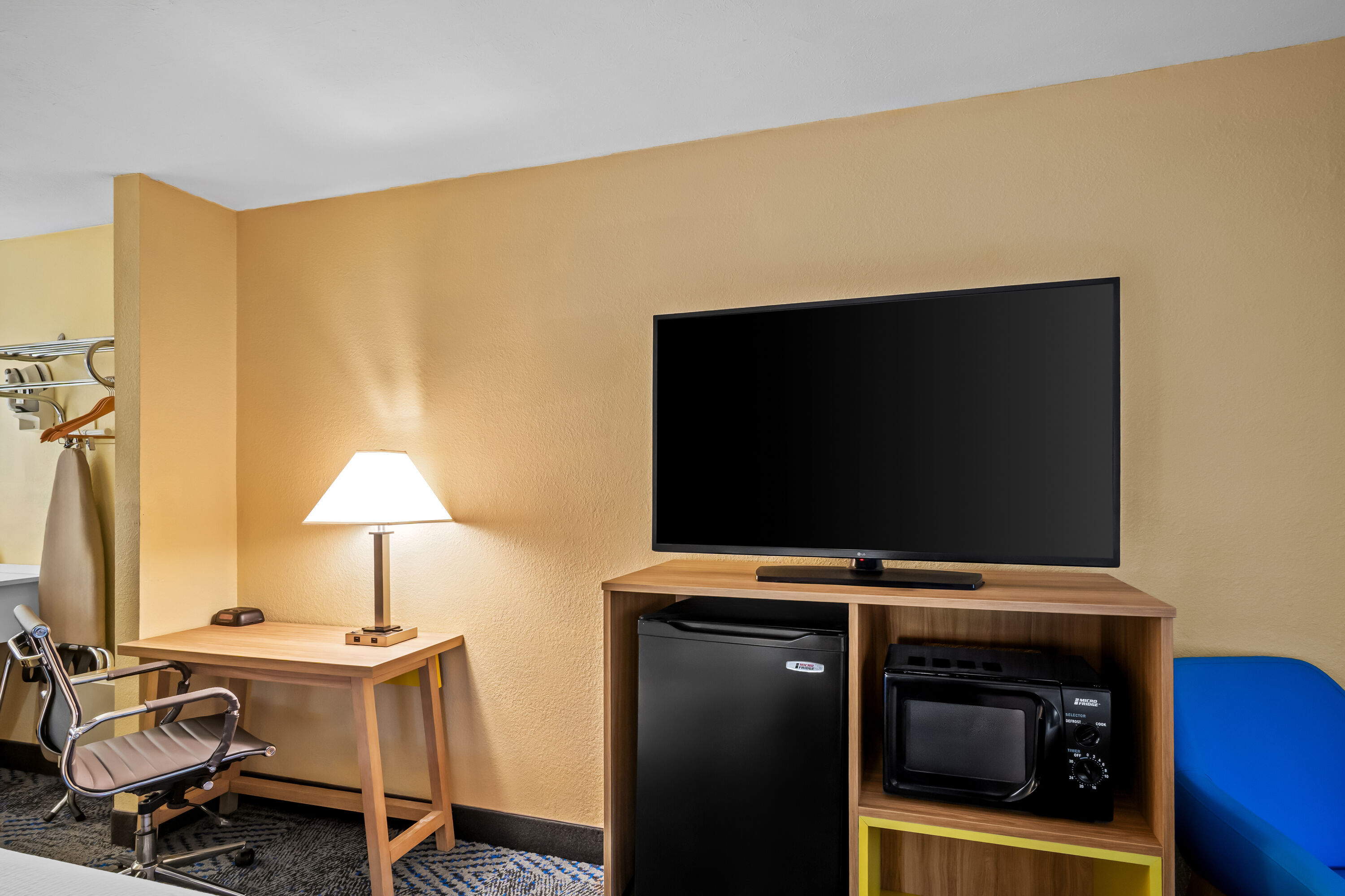 Double bed guest room at the Days Inn by Wyndham Renfro Valley Mount Vernon in Mount Vernon, Kentucky