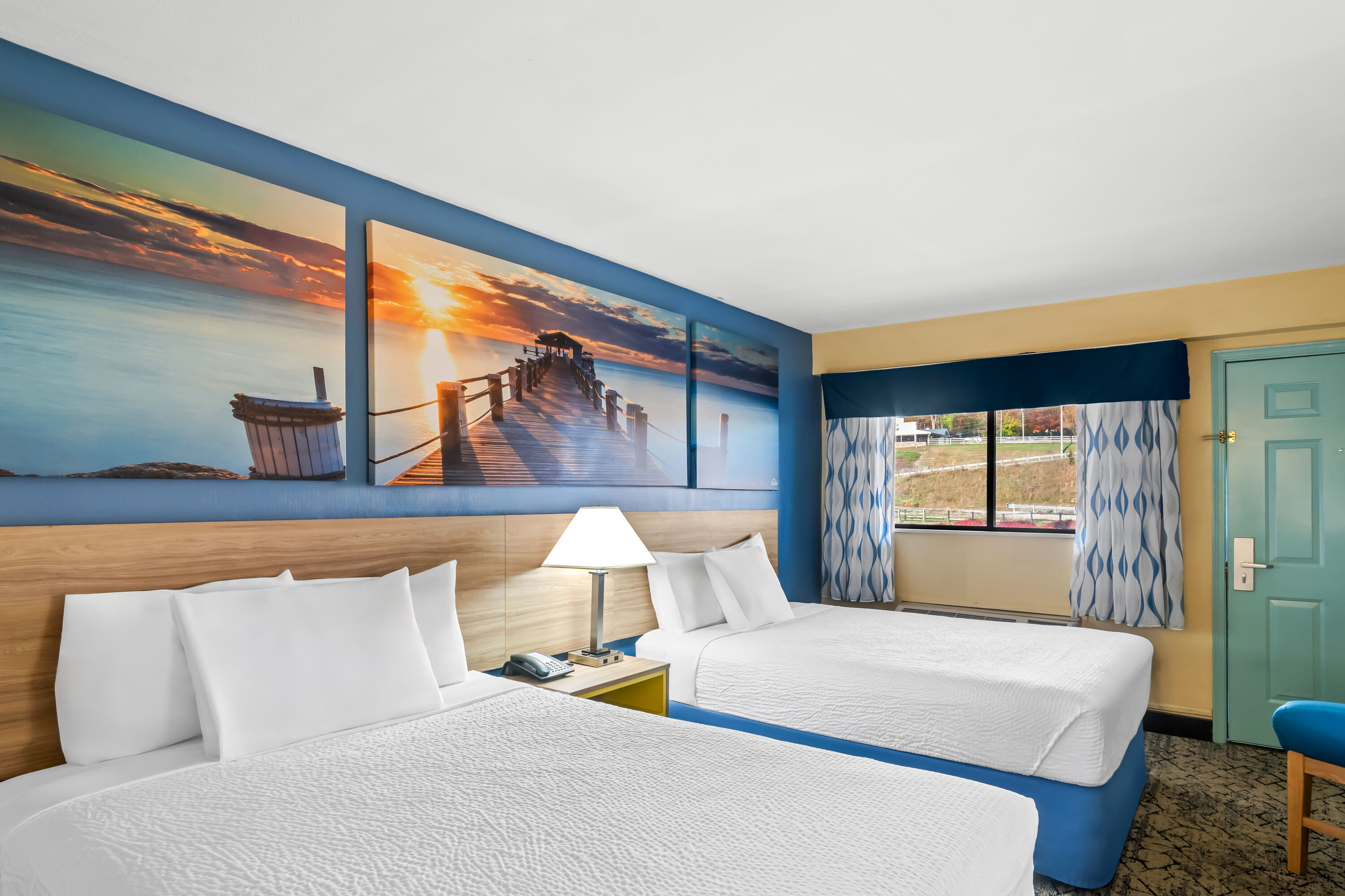 Double bed guest room at the Days Inn by Wyndham Renfro Valley Mount Vernon in Mount Vernon, Kentucky