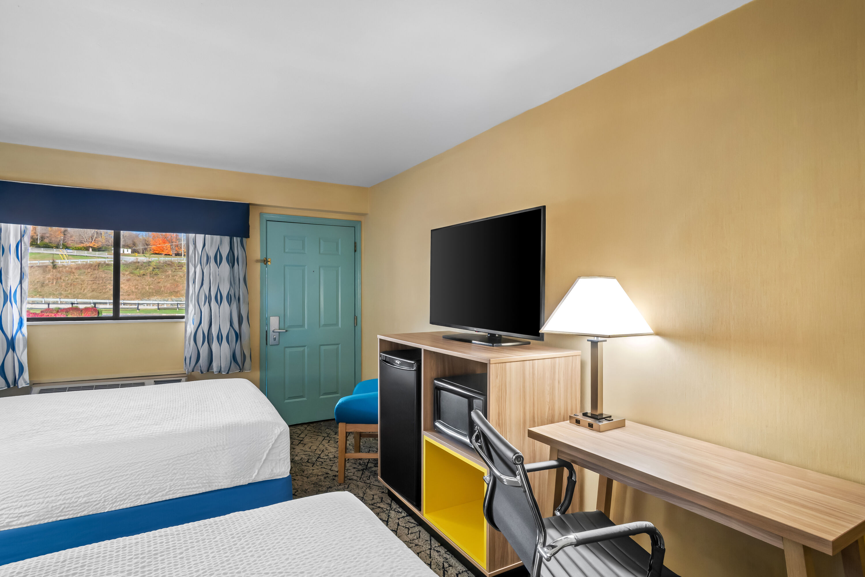 Double bed guest room at the Days Inn by Wyndham Renfro Valley Mount Vernon in Mount Vernon, Kentucky