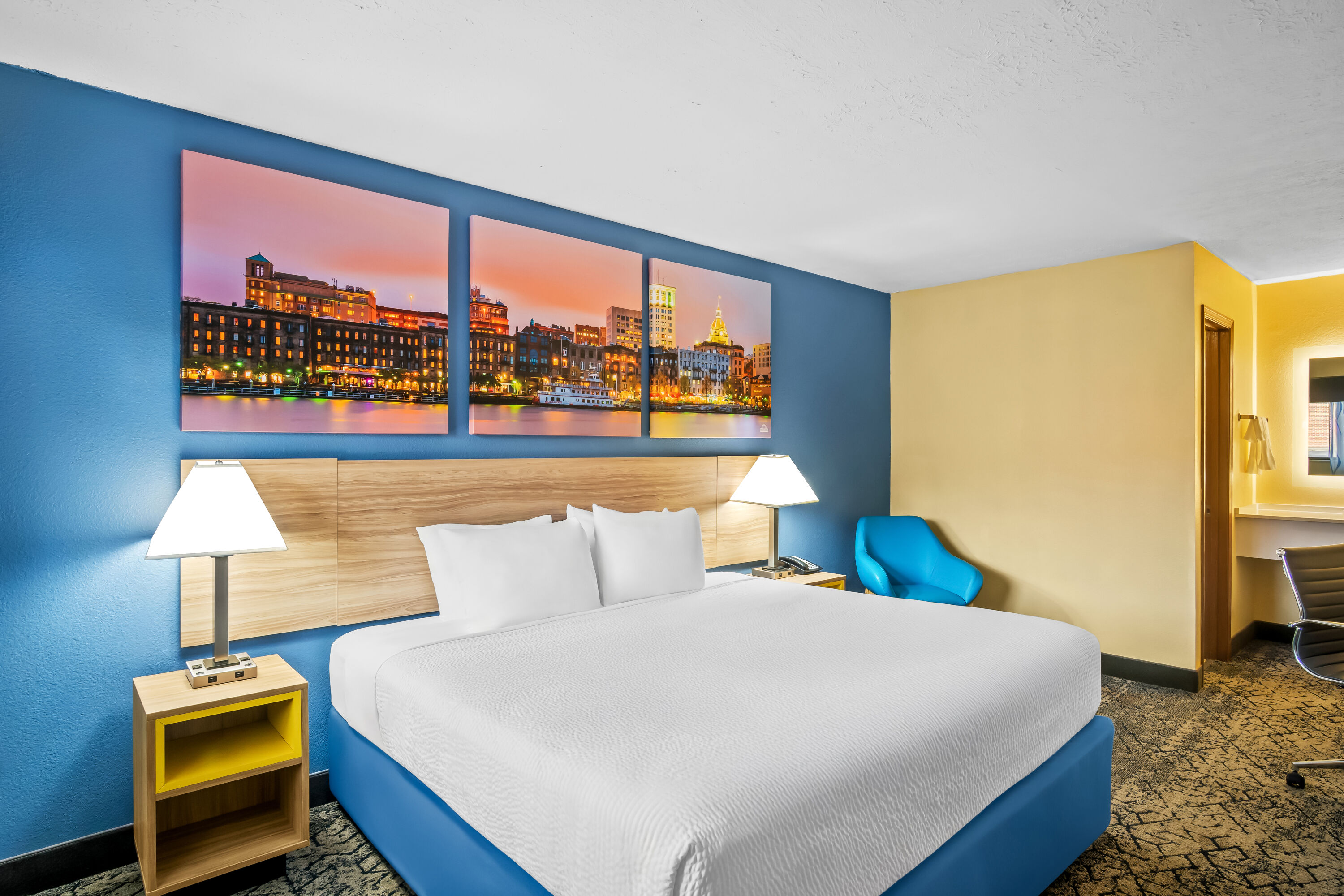 King bed guest room at the Days Inn by Wyndham Renfro Valley Mount Vernon in Mount Vernon, Kentucky