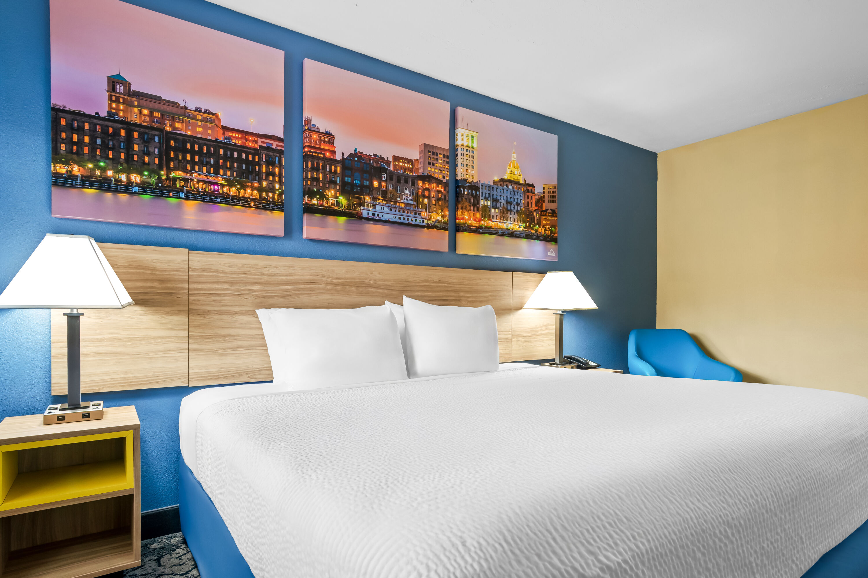 King bed guest room at the Days Inn by Wyndham Renfro Valley Mount Vernon in Mount Vernon, Kentucky