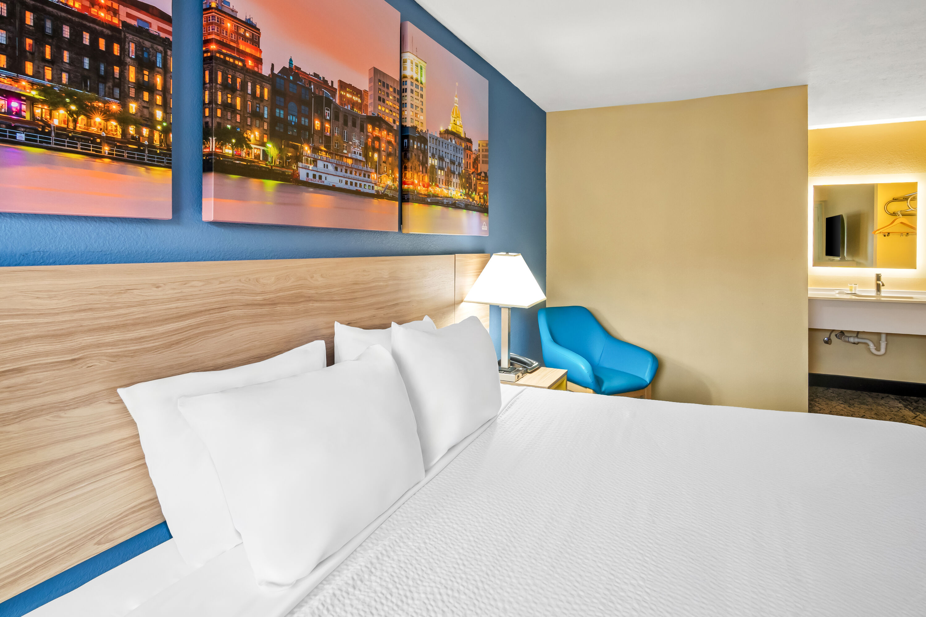 King bed guest room at the Days Inn by Wyndham Renfro Valley Mount Vernon in Mount Vernon, Kentucky