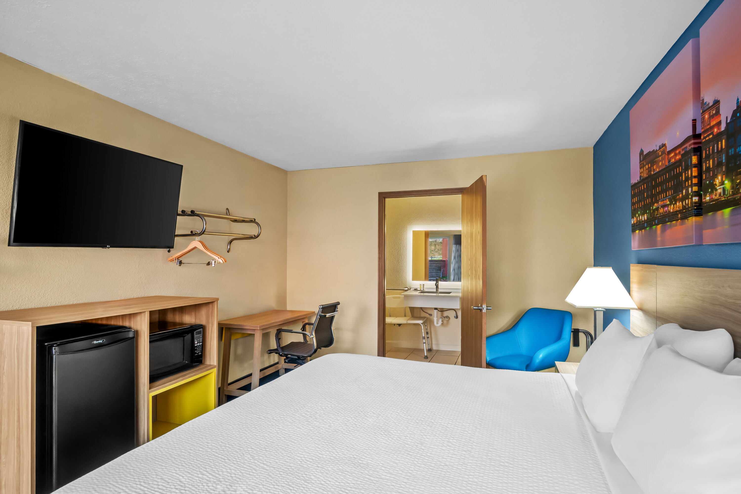 King bed guest room at the Days Inn by Wyndham Renfro Valley Mount Vernon in Mount Vernon, Kentucky