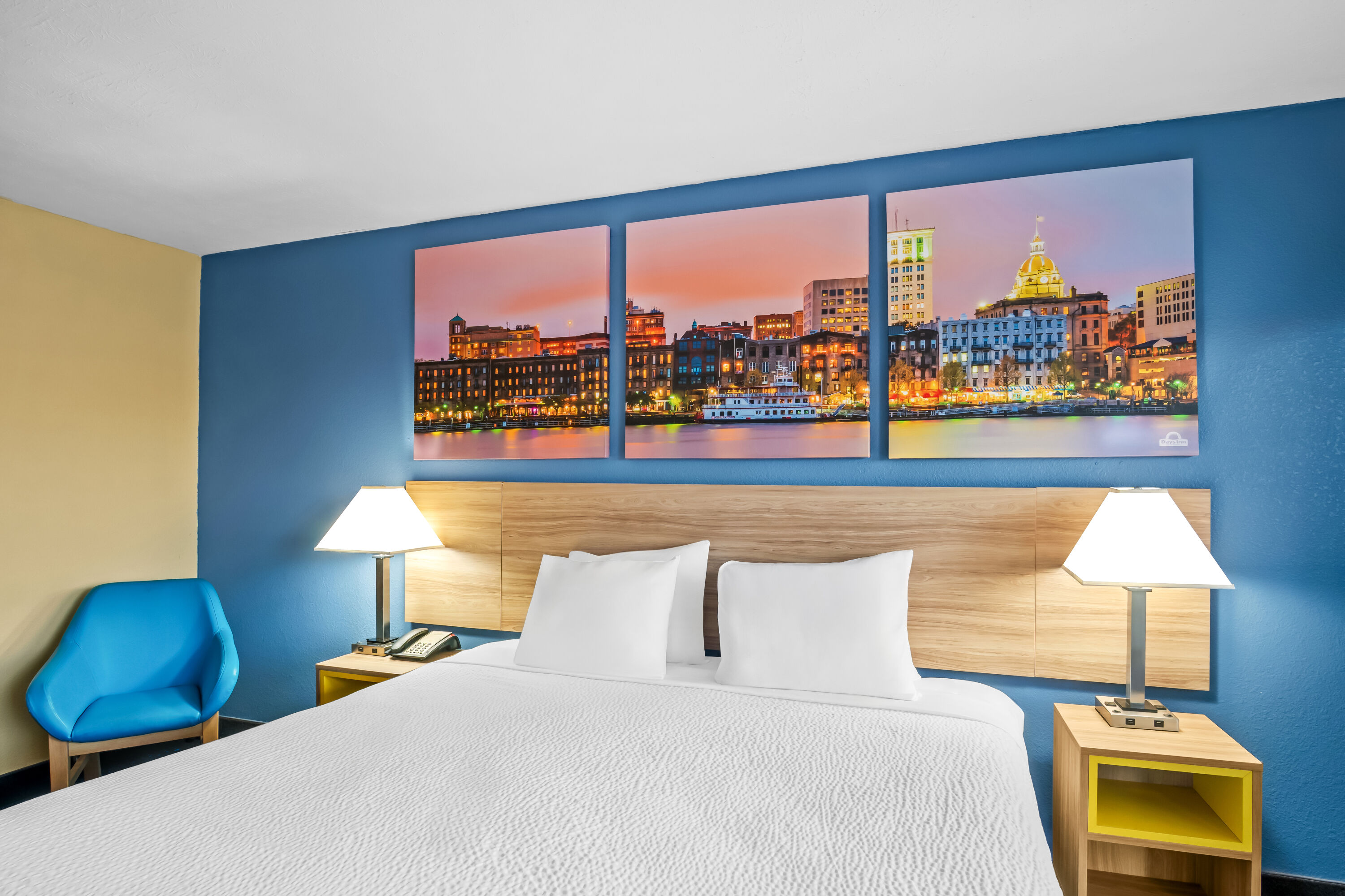 King bed guest room at the Days Inn by Wyndham Renfro Valley Mount Vernon in Mount Vernon, Kentucky