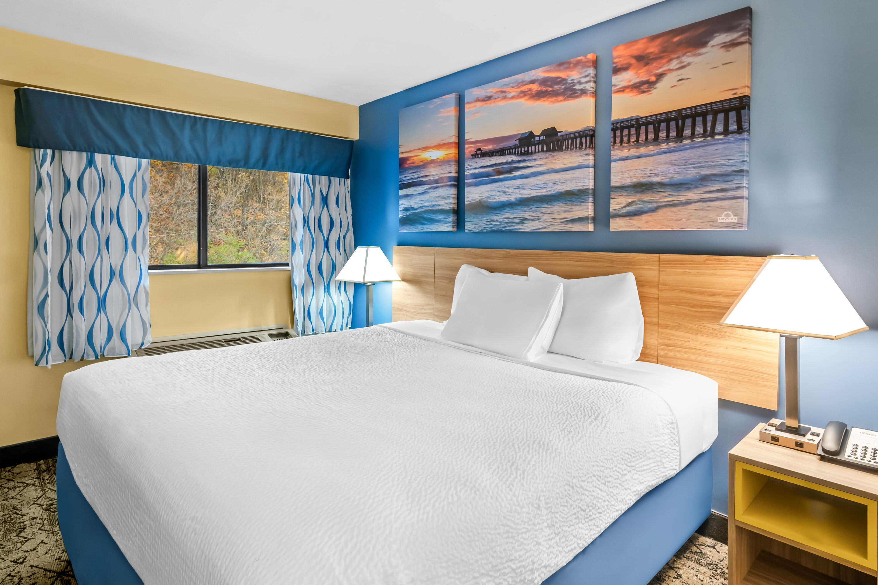 Queen bed guest room at the Days Inn by Wyndham Renfro Valley Mount Vernon in Mount Vernon, Kentucky