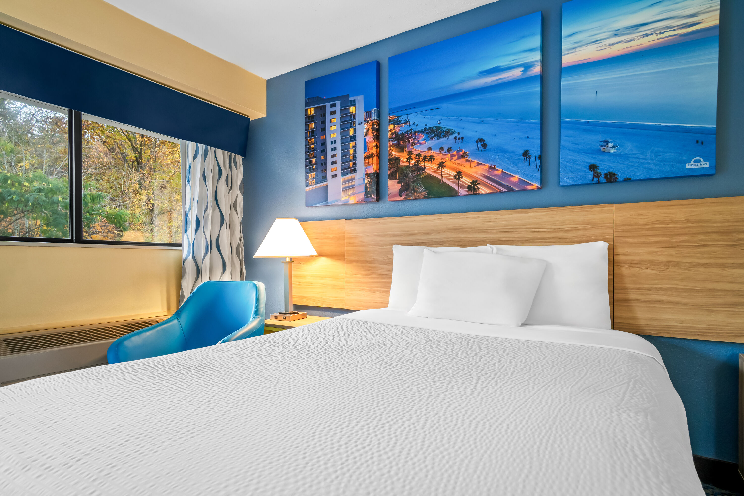 Queen bed guest room at the Days Inn by Wyndham Renfro Valley Mount Vernon in Mount Vernon, Kentucky