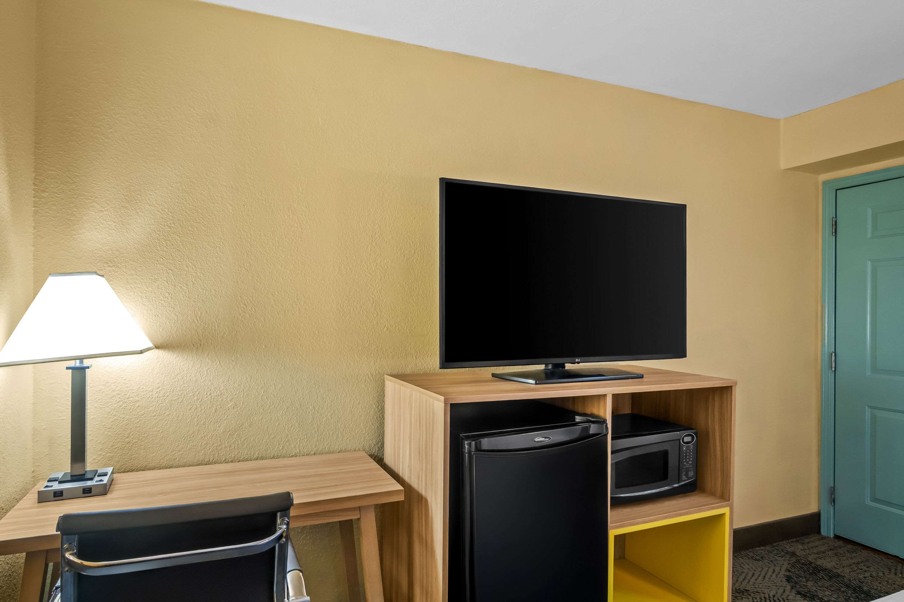 Queen bed guest room at the Days Inn by Wyndham Renfro Valley Mount Vernon in Mount Vernon, Kentucky
