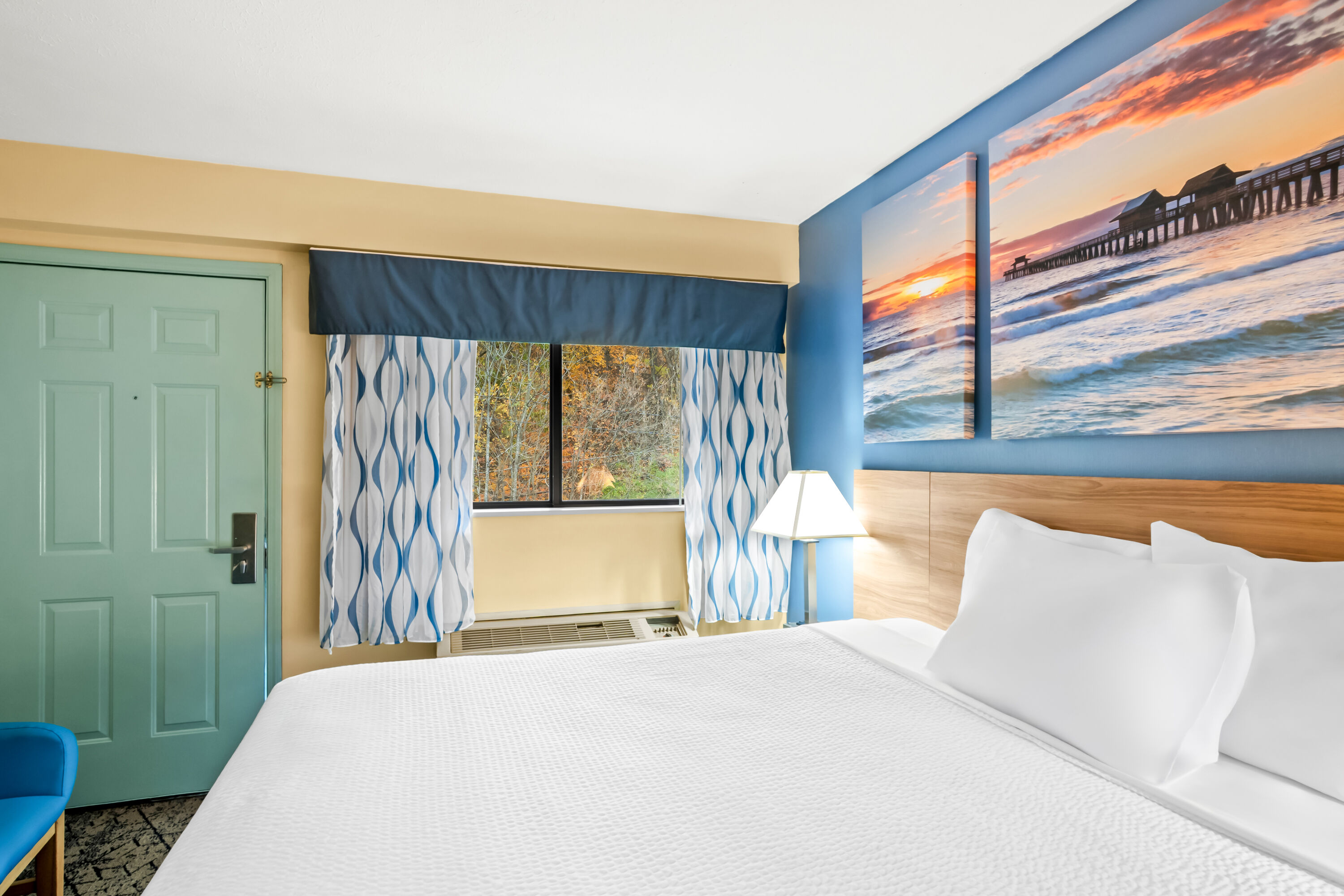 Queen bed guest room at the Days Inn by Wyndham Renfro Valley Mount Vernon in Mount Vernon, Kentucky