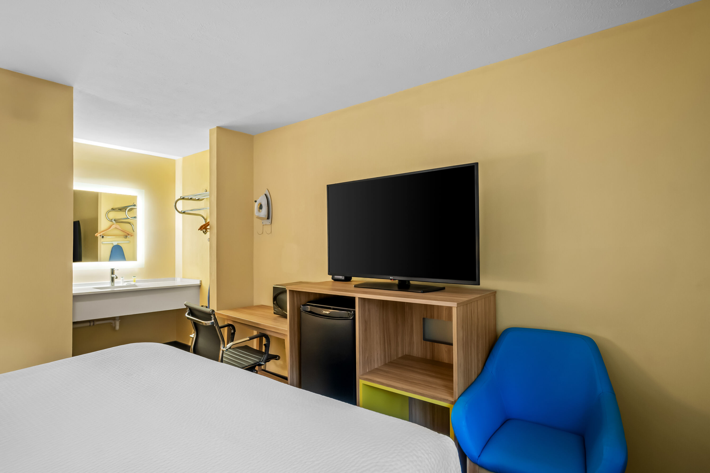 Queen bed guest room at the Days Inn by Wyndham Renfro Valley Mount Vernon in Mount Vernon, Kentucky