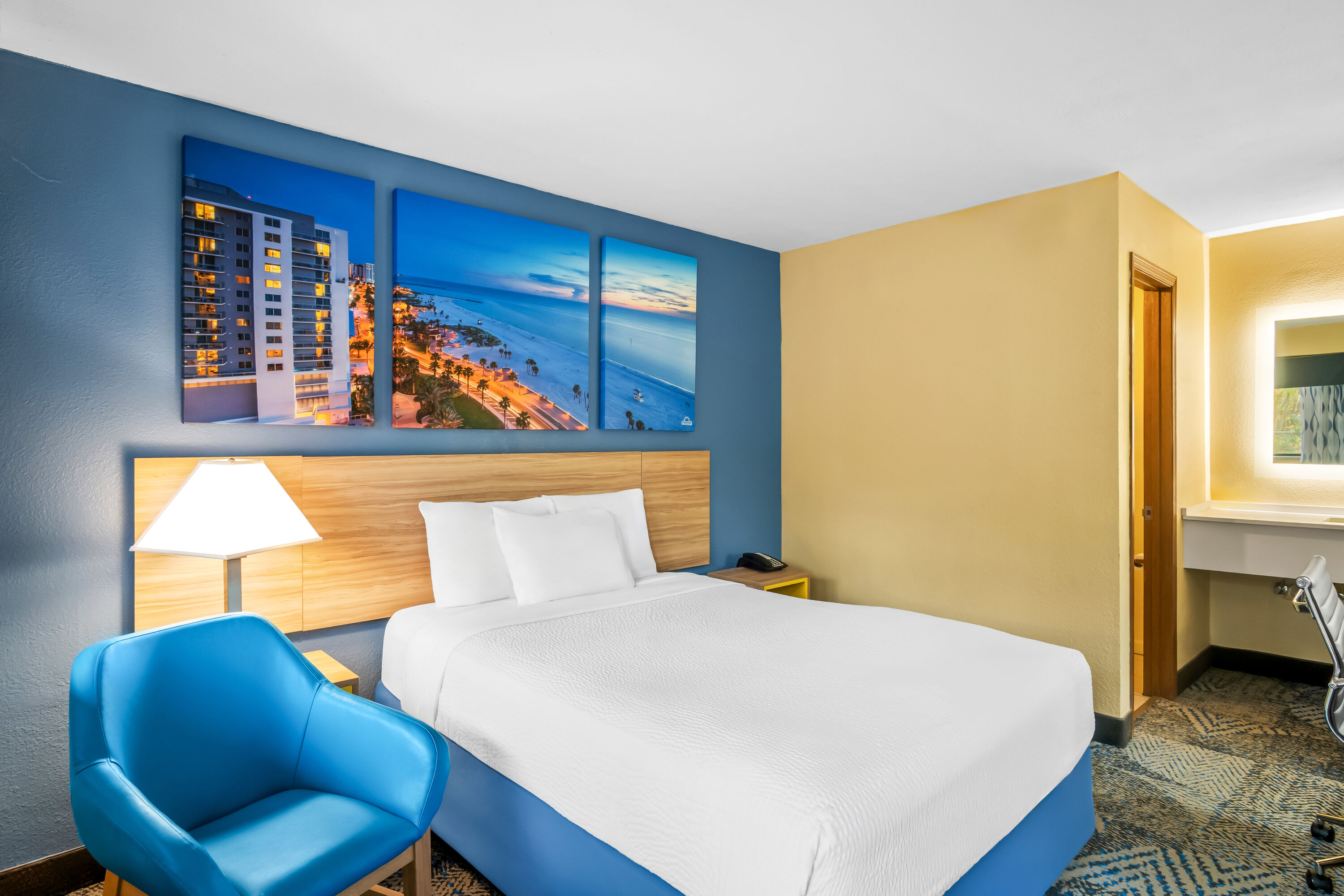 Queen bed guest room at the Days Inn by Wyndham Renfro Valley Mount Vernon in Mount Vernon, Kentucky