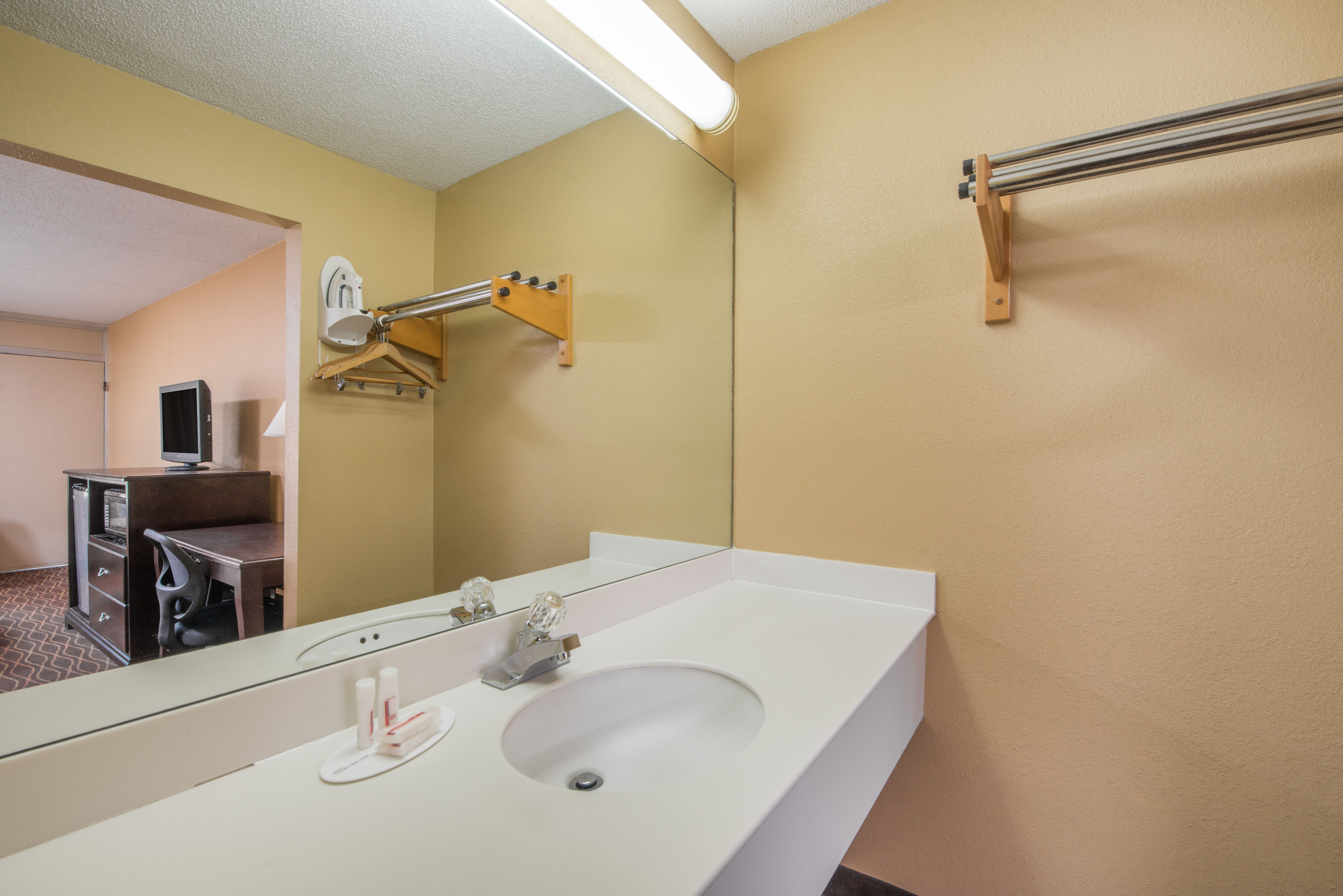 Guest room bath at the Days Inn by Wyndham Paducah I-24 Exit 4 in Paducah, Kentucky