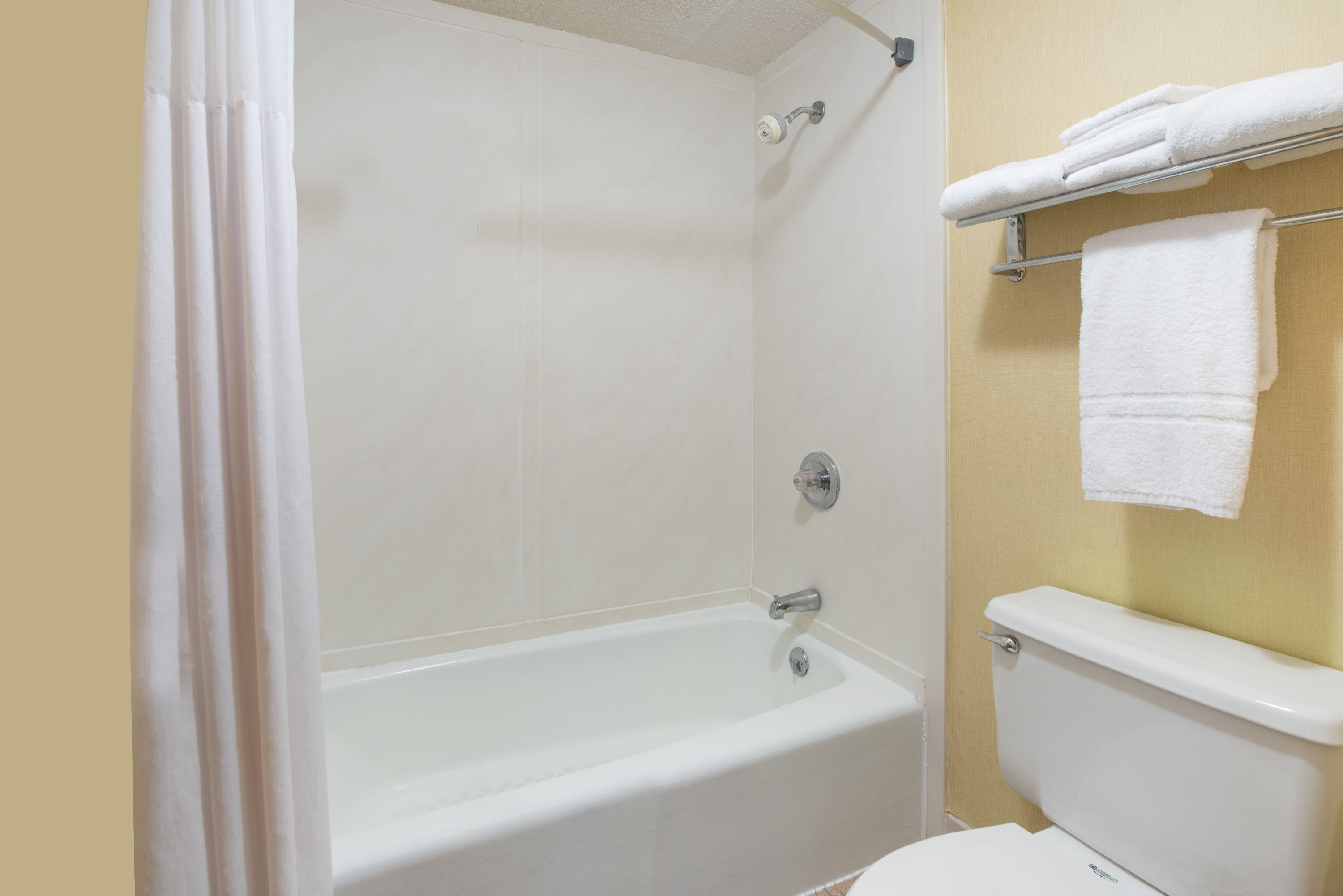Guest room bath at the Days Inn by Wyndham Paducah I-24 Exit 4 in Paducah, Kentucky