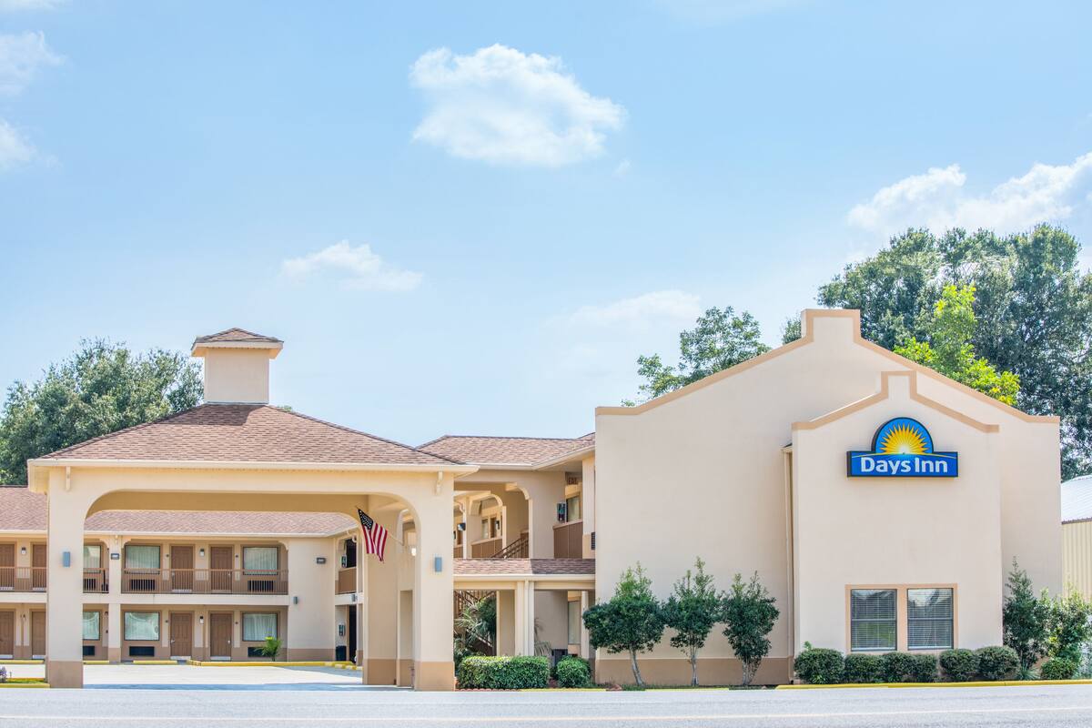 Days Inn By Wyndham Abbeville Hotels La 70510 2928 Exterior Of Days Inn By Wyndham Abbeville Hotel In Louisiana