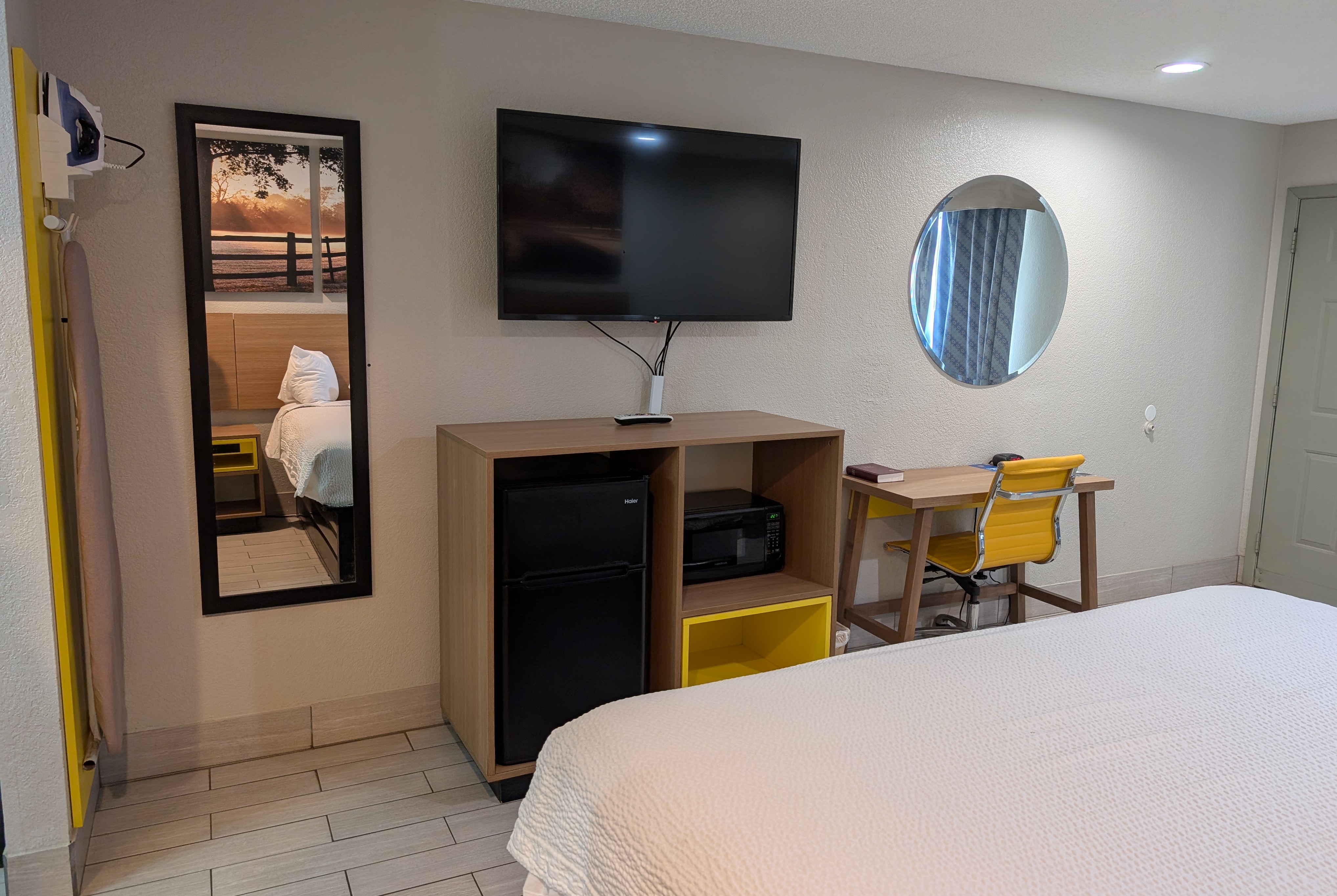 Guest room at the Days Inn by Wyndham Arcadia Louisiana in Arcadia, Louisiana