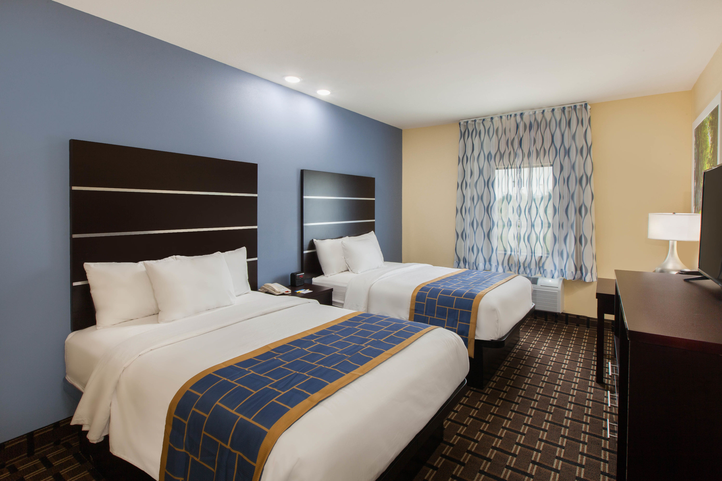 Days Inn by Wyndham Baton Rouge Airport - hotel rooms