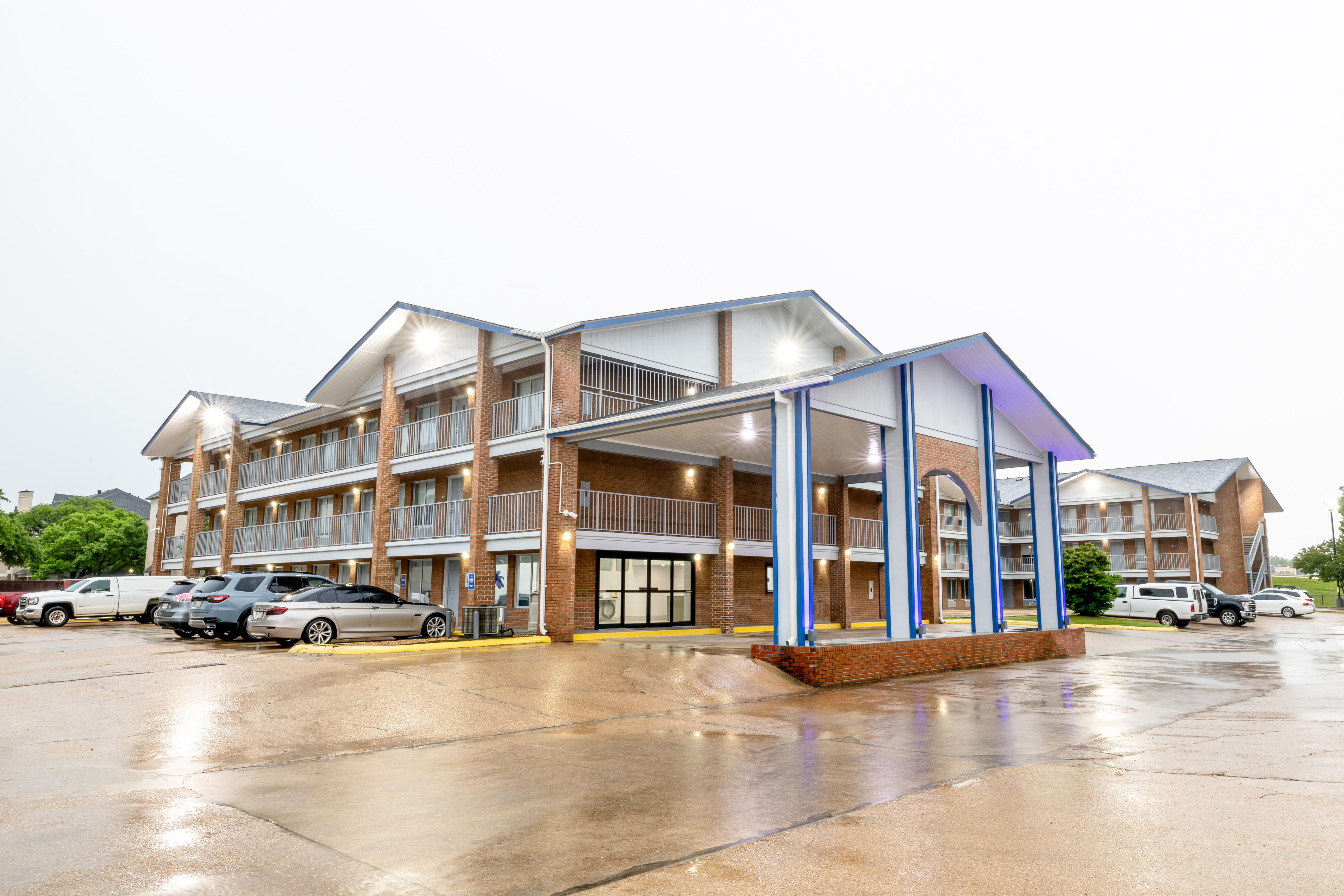 Exterior of Days Inn & Suites by Wyndham Bossier City/Casino Area hotel in Bossier City, Louisiana