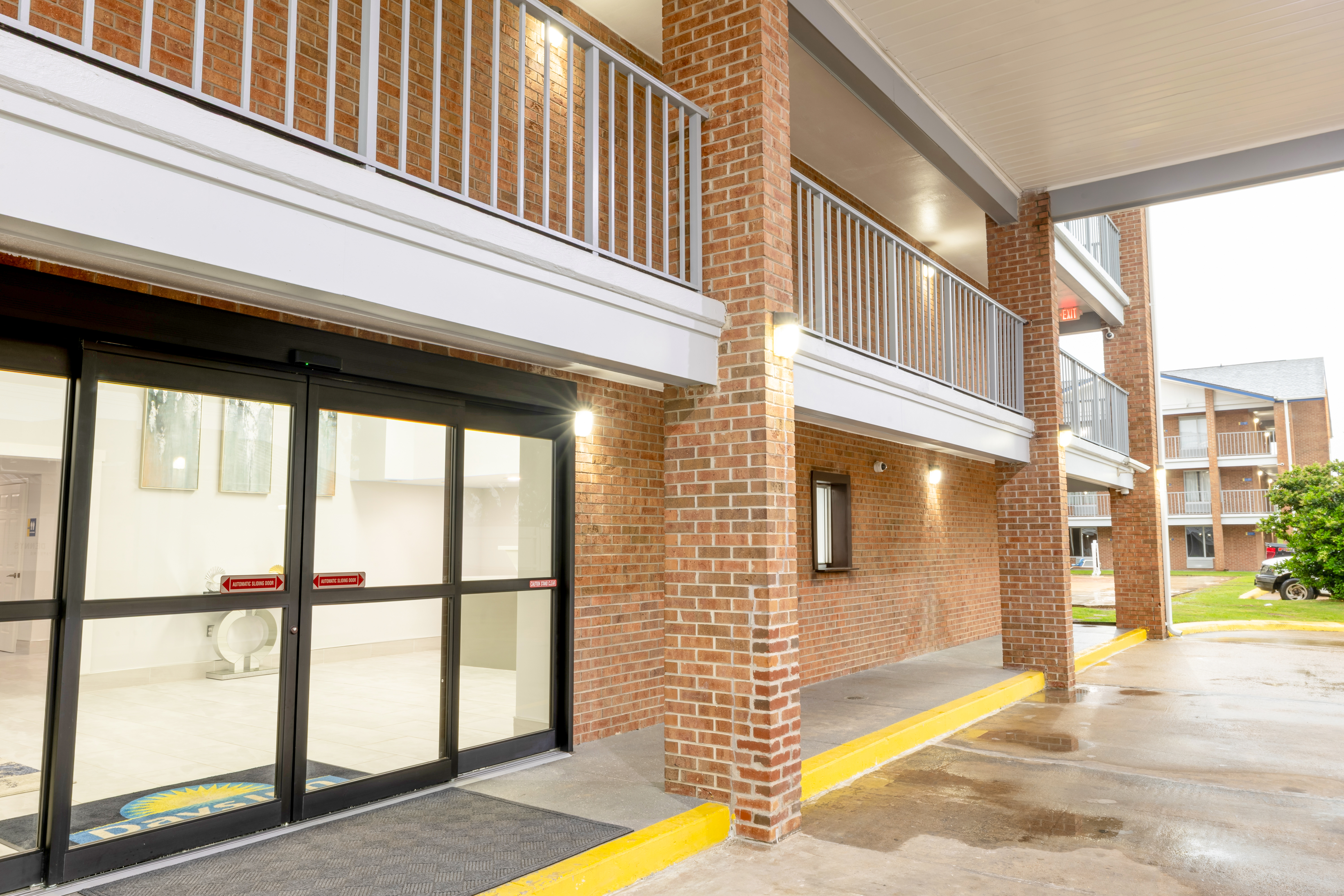 Exterior of Days Inn & Suites by Wyndham Bossier City/Casino Area hotel in Bossier City, Louisiana