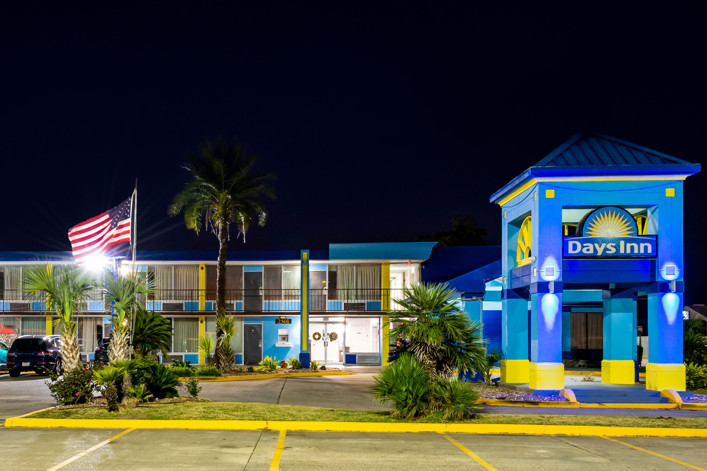 Exterior Night Image of Days Inn by Wyndham Lafayette Near Lafayette Airport hotel in Lafayette, Louisiana