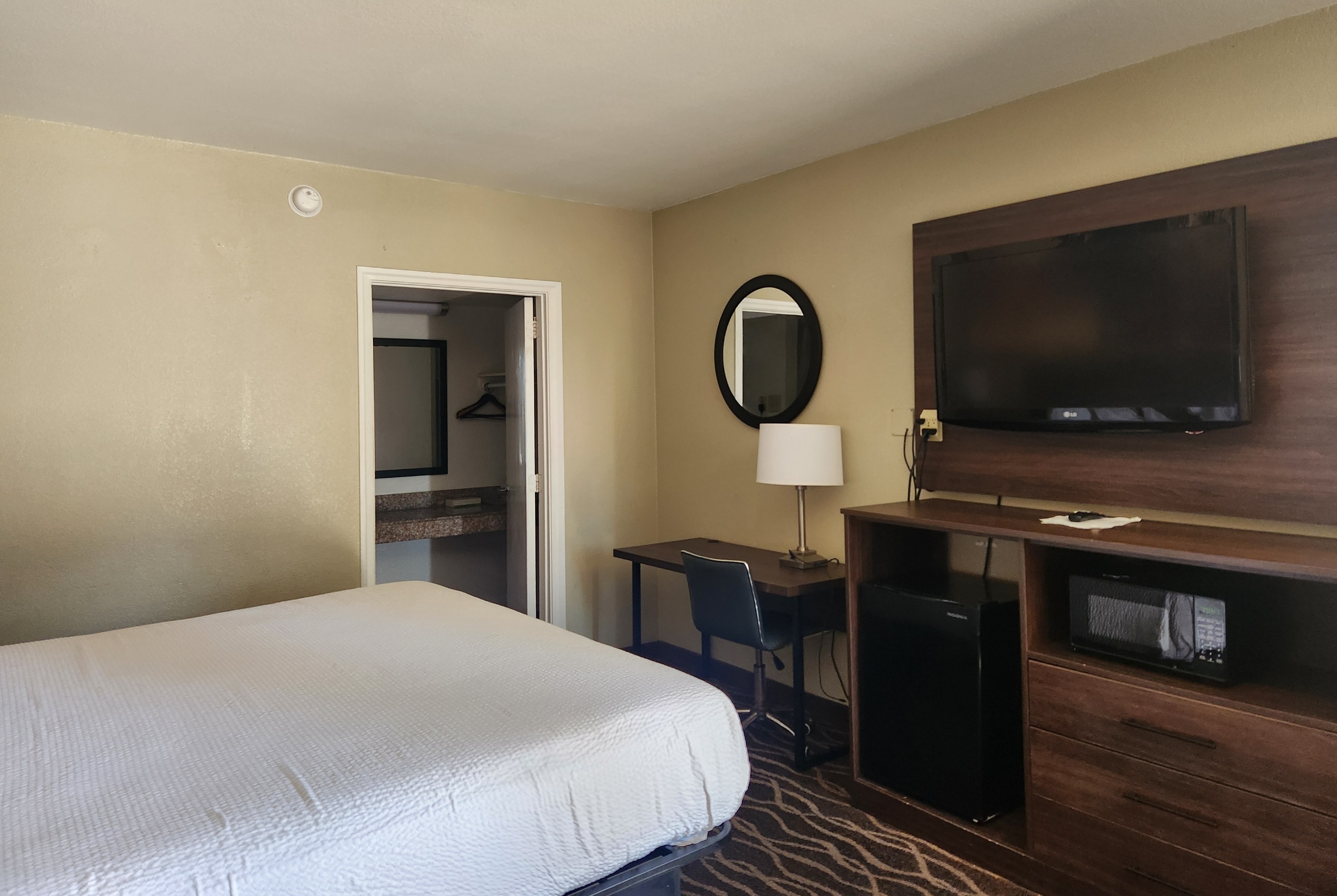 Guest room at the Days Inn by Wyndham Leesville in Leesville, Louisiana