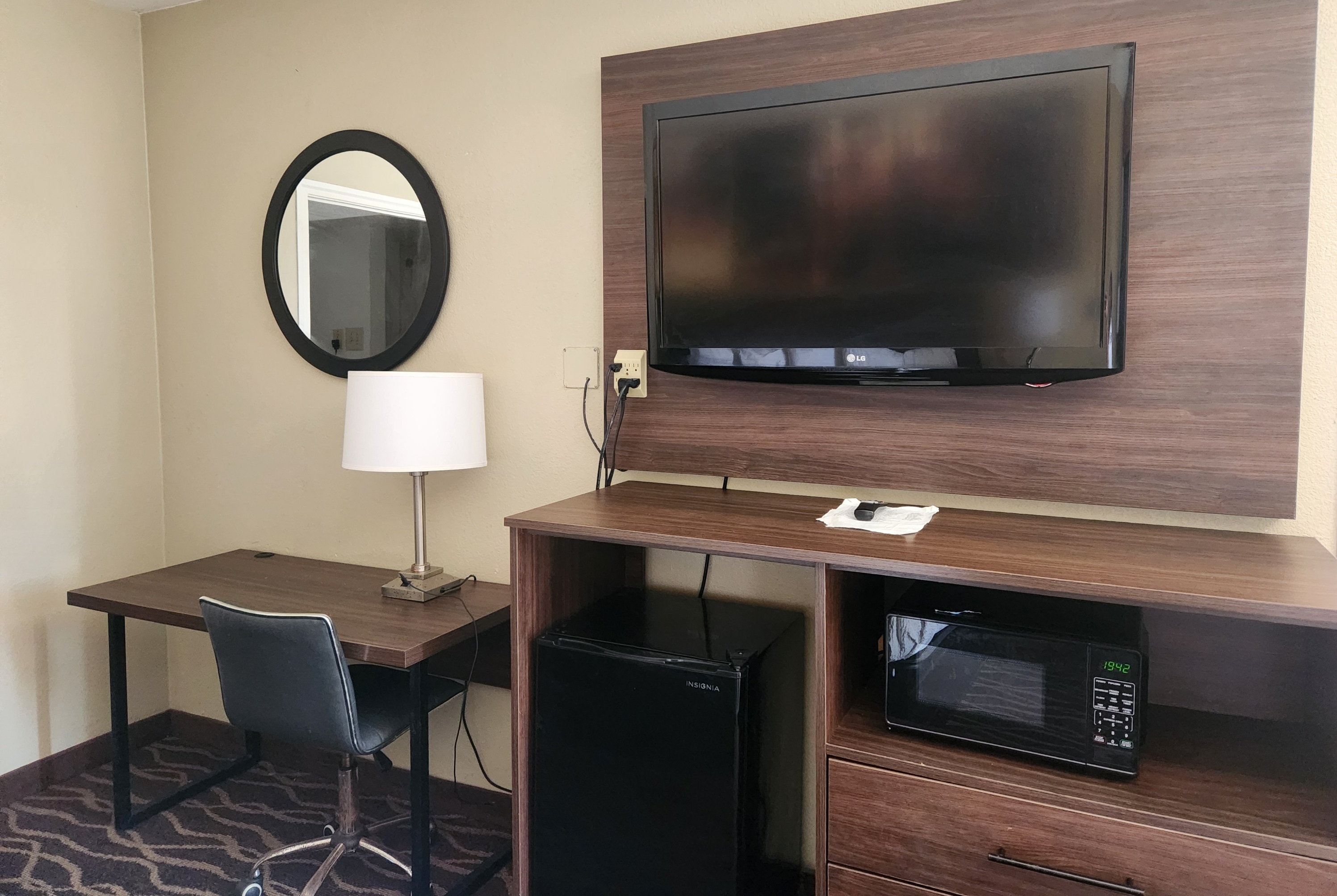 Guest room at the Days Inn by Wyndham Leesville in Leesville, Louisiana